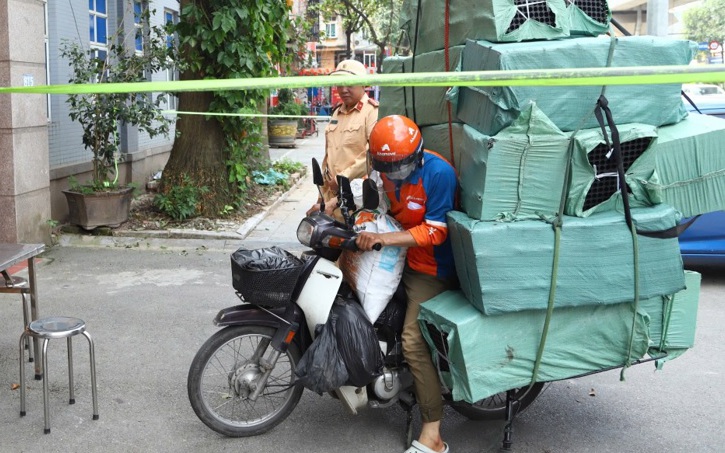 Tiền phạt gấp 5 lần tiền c&ocirc;ng, t&agrave;i xế chở h&agrave;ng cồng kềnh biện minh g&igrave;?