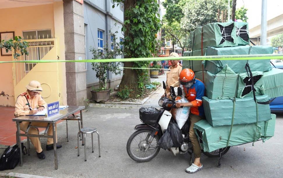 Tiền phạt gấp 5 lần tiền c&ocirc;ng, t&agrave;i xế chở h&agrave;ng cồng kềnh biện minh g&igrave;?- Ảnh 3.