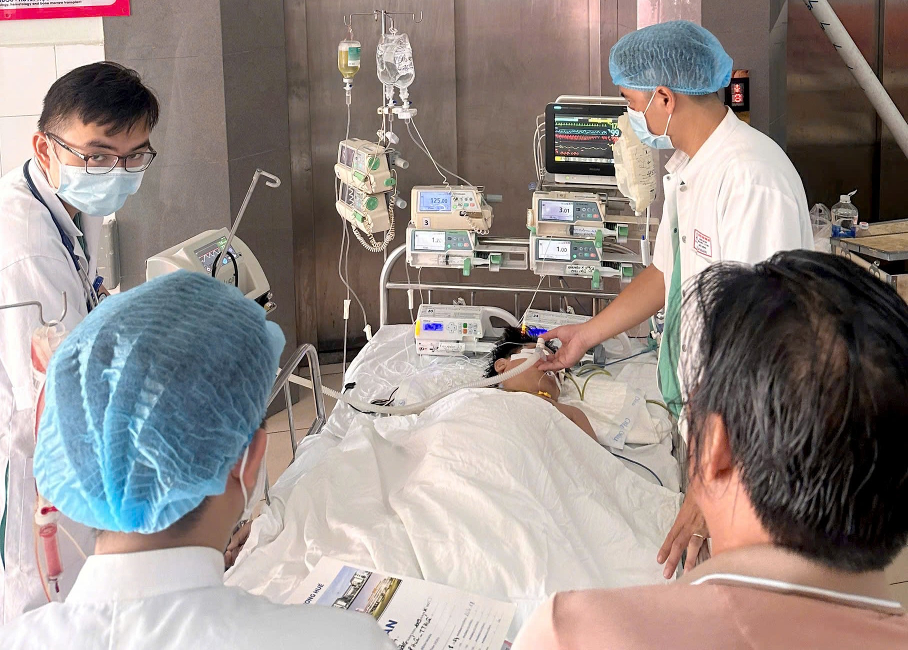 Cấp cứu bệnh nhi vi&ecirc;m tụy cấp, hoại tử ổ bụng nguy kịch- Ảnh 1.