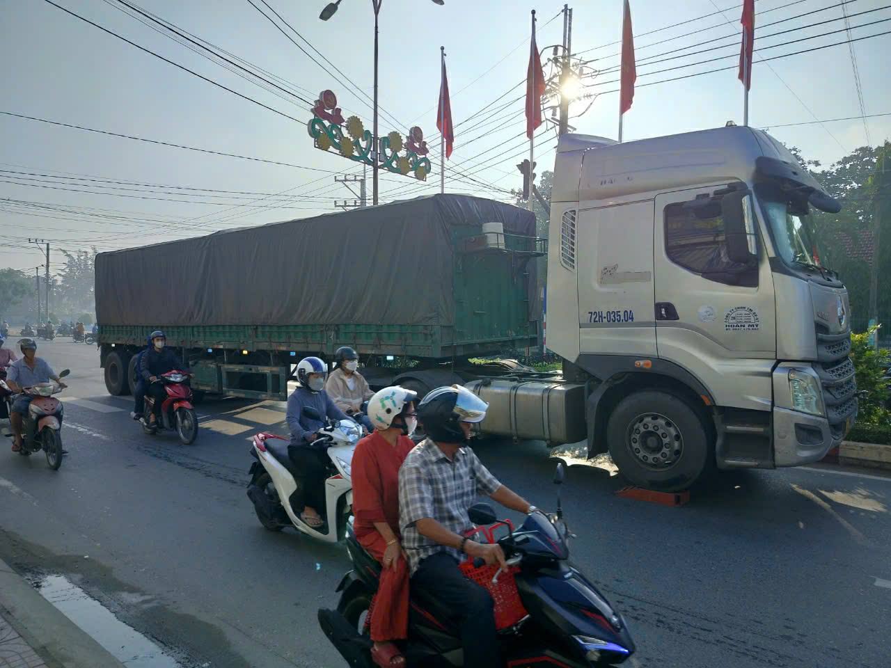 Va chạm xe container, người đ&agrave;n &ocirc;ng đi xe m&aacute;y ở Long An tử vong tại chỗ- Ảnh 1.