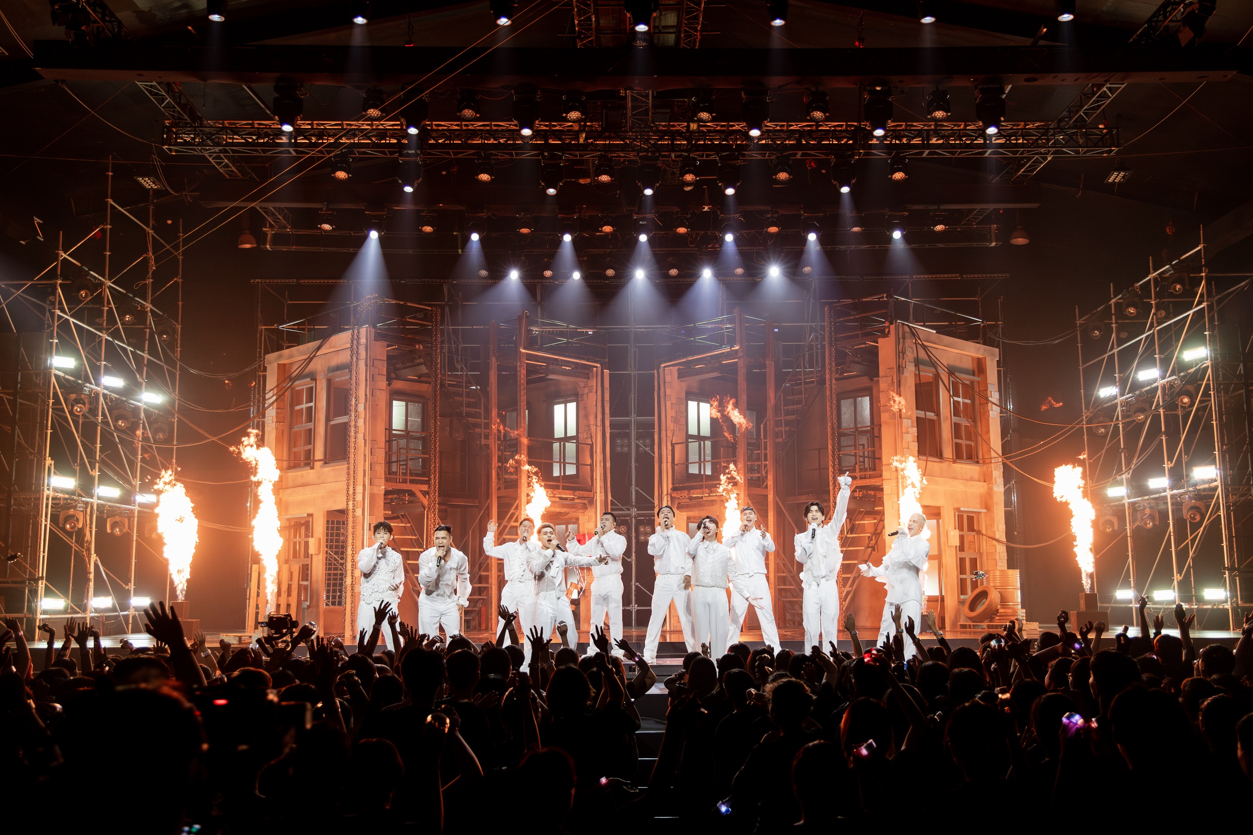 Cường Seven c&atilde;i Tuấn Hưng v&agrave; Bằng Kiều, anh t&agrave;i Trương Thế Vinh th&iacute;ch diễn với d&acirc;y tr&oacute;i- Ảnh 2.