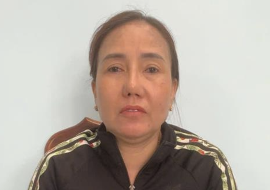 Bắt người phụ nữ 49 tuổi d&ugrave;ng 4 sổ đỏ giả lừa đảo gần một tỷ đồng- Ảnh 1.