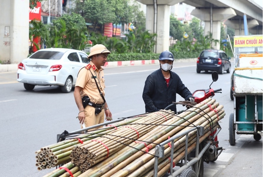Tiền phạt gấp 5 lần tiền c&ocirc;ng, t&agrave;i xế chở h&agrave;ng cồng kềnh biện minh g&igrave;?- Ảnh 2.