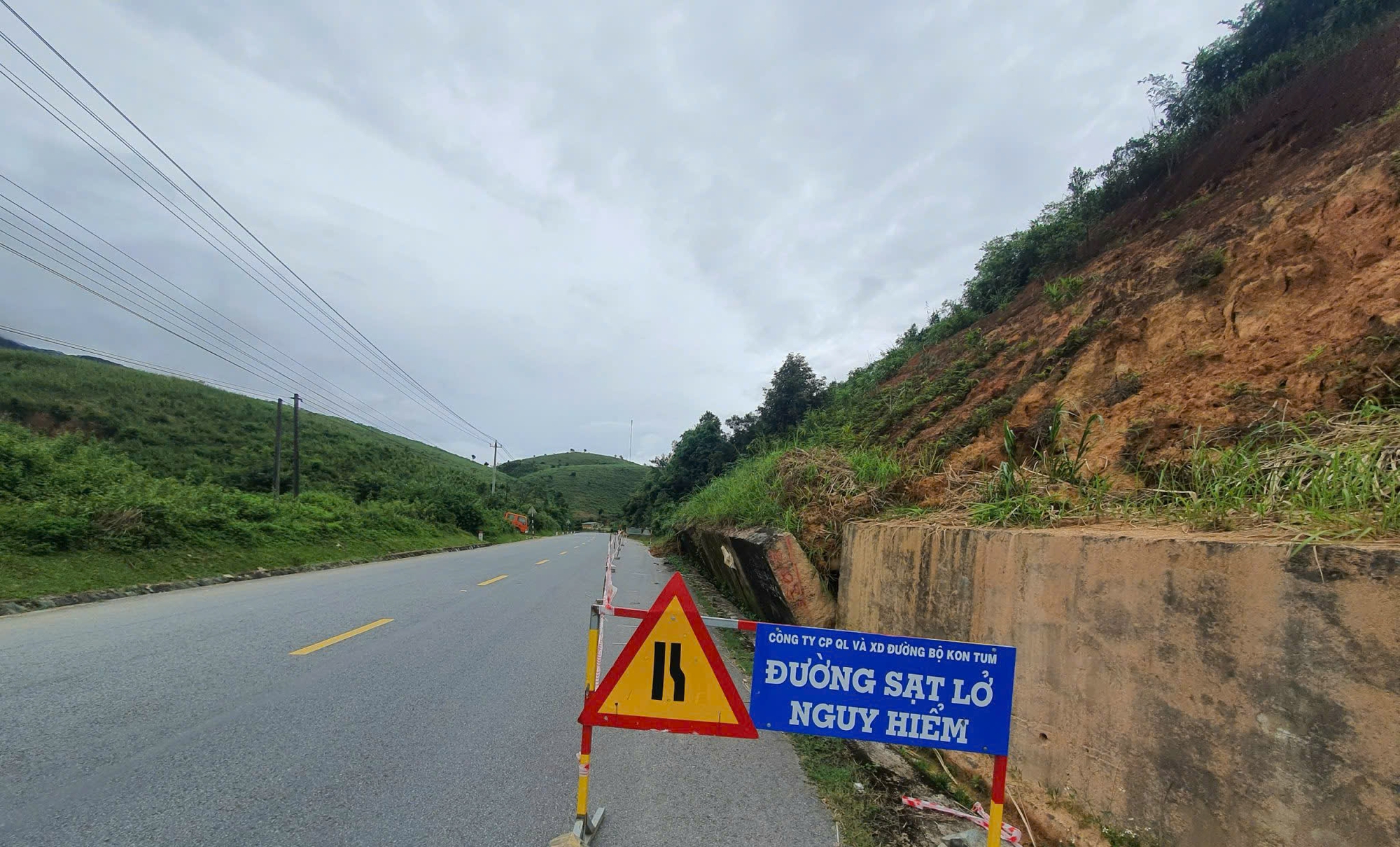 Đ&atilde; c&oacute; phương &aacute;n xử l&yacute; điểm sạt lở nguy hiểm tr&ecirc;n đường Hồ Ch&iacute; Minh qua Kon Tum- Ảnh 1.