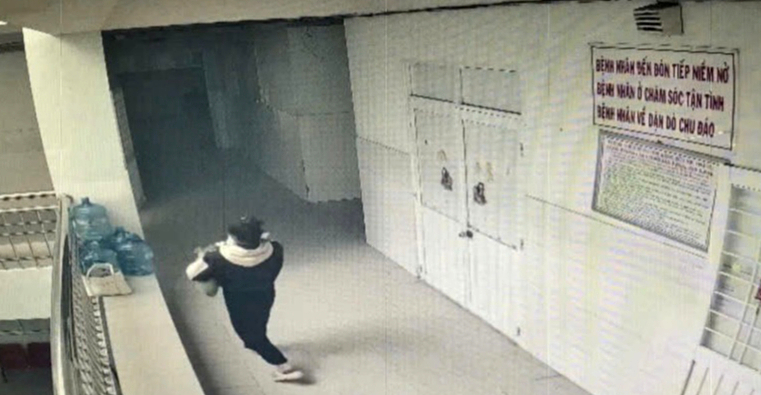 Người phụ nữ lẻn v&agrave;o bệnh viện ở Tr&agrave; Vinh bắt c&oacute;c b&eacute; trai mới sinh- Ảnh 2.