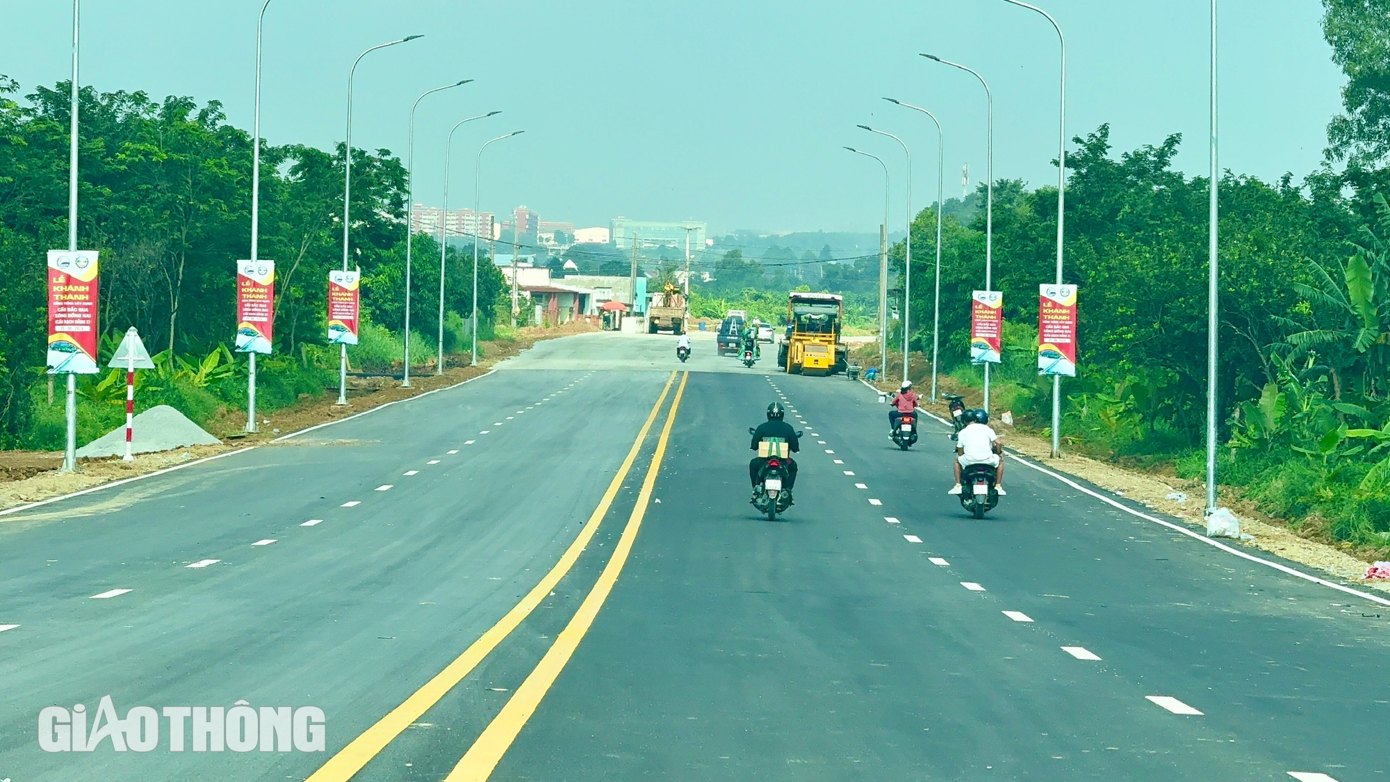 Cầu Bạch Đằng 2 đã thông xe, vì sao vẫn còn công nhân thi công?- Ảnh 4. Cầu Bạch Đằng 2 đã thông xe, vì sao vẫn còn công nhân thi công?- Ảnh 4.