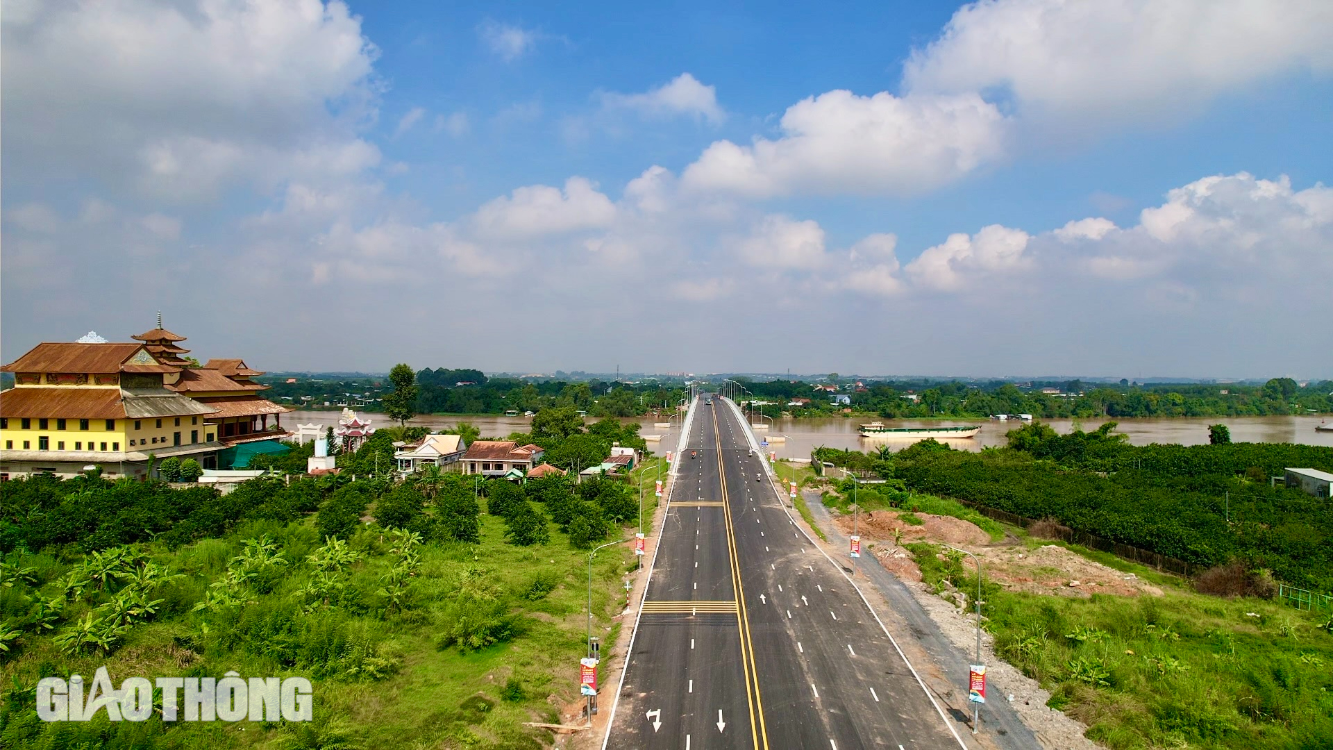 Cầu Bạch Đằng 2 đã thông xe, vì sao vẫn còn công nhân thi công?- Ảnh 8. Cầu Bạch Đằng 2 đã thông xe, vì sao vẫn còn công nhân thi công?- Ảnh 8.