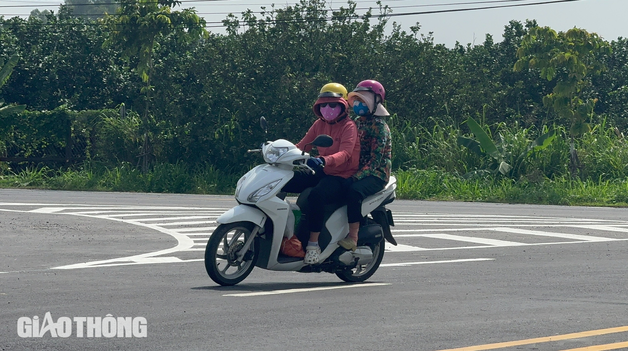 Cầu Bạch Đằng 2 đã thông xe, vì sao vẫn còn công nhân thi công?- Ảnh 6. Cầu Bạch Đằng 2 đã thông xe, vì sao vẫn còn công nhân thi công?- Ảnh 6.