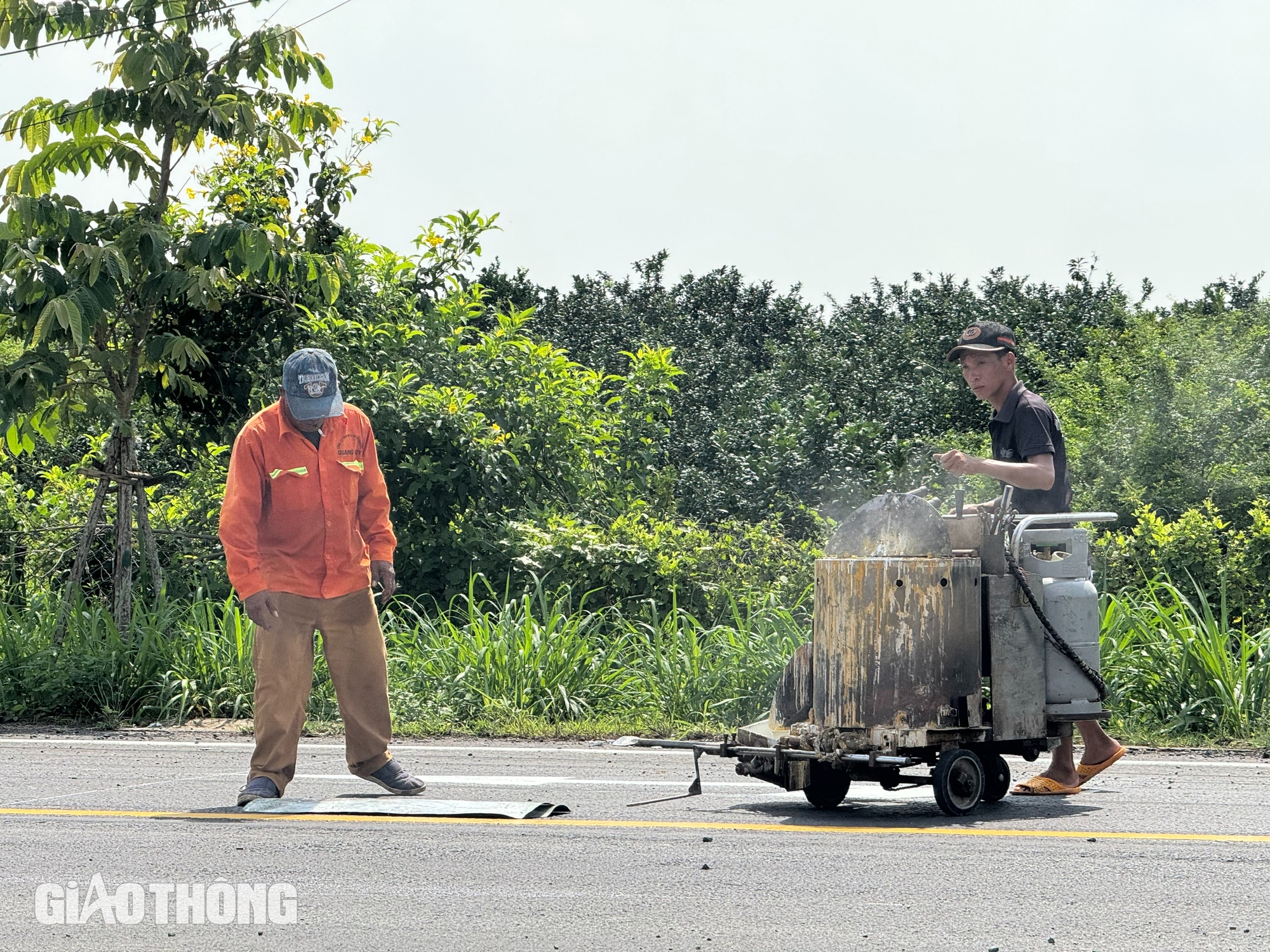 Cầu Bạch Đằng 2 đã thông xe, vì sao vẫn còn công nhân thi công?- Ảnh 3. Cầu Bạch Đằng 2 đã thông xe, vì sao vẫn còn công nhân thi công?- Ảnh 3.