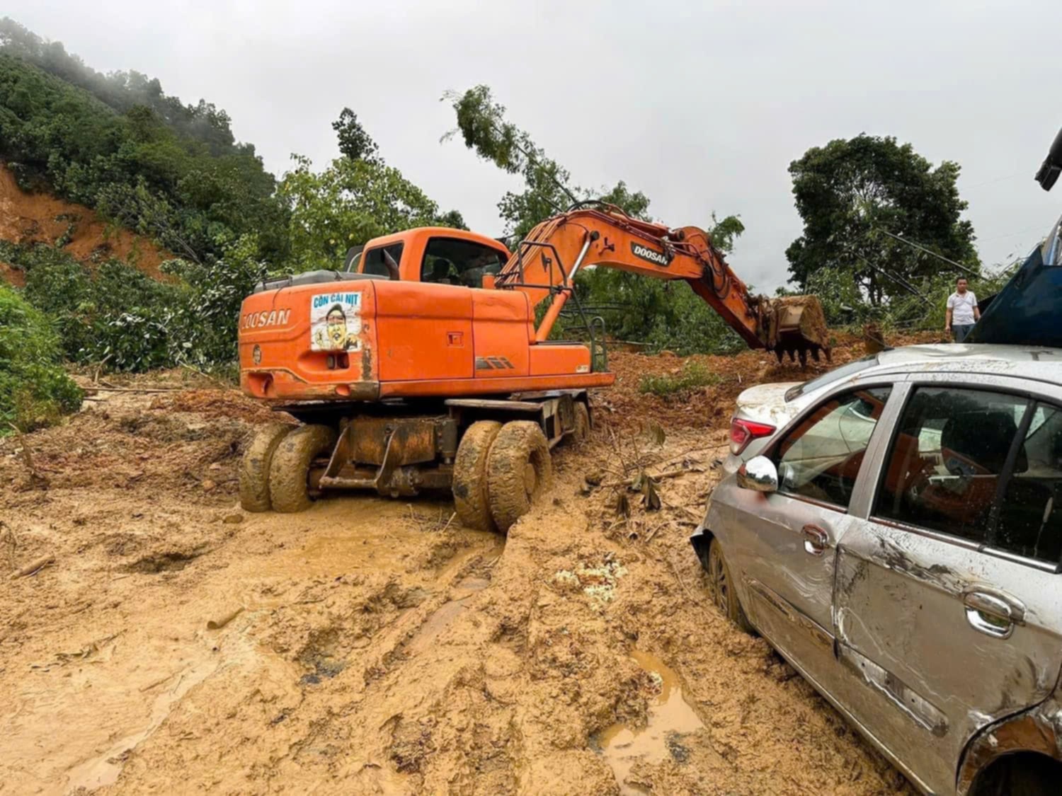 H&agrave; Giang: Sạt lở đất tr&ecirc;n QL2, 6 &ocirc; t&ocirc; bị v&ugrave;i lấp, 2 người mất t&iacute;ch- Ảnh 5.
