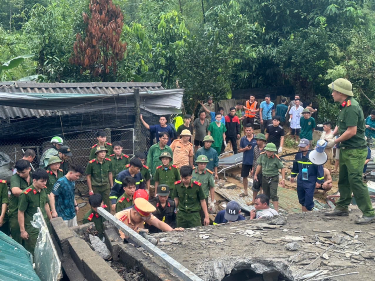 H&agrave; Giang: Sạt lở đất tr&ecirc;n QL2, 6 &ocirc; t&ocirc; bị v&ugrave;i lấp, 2 người mất t&iacute;ch- Ảnh 7.