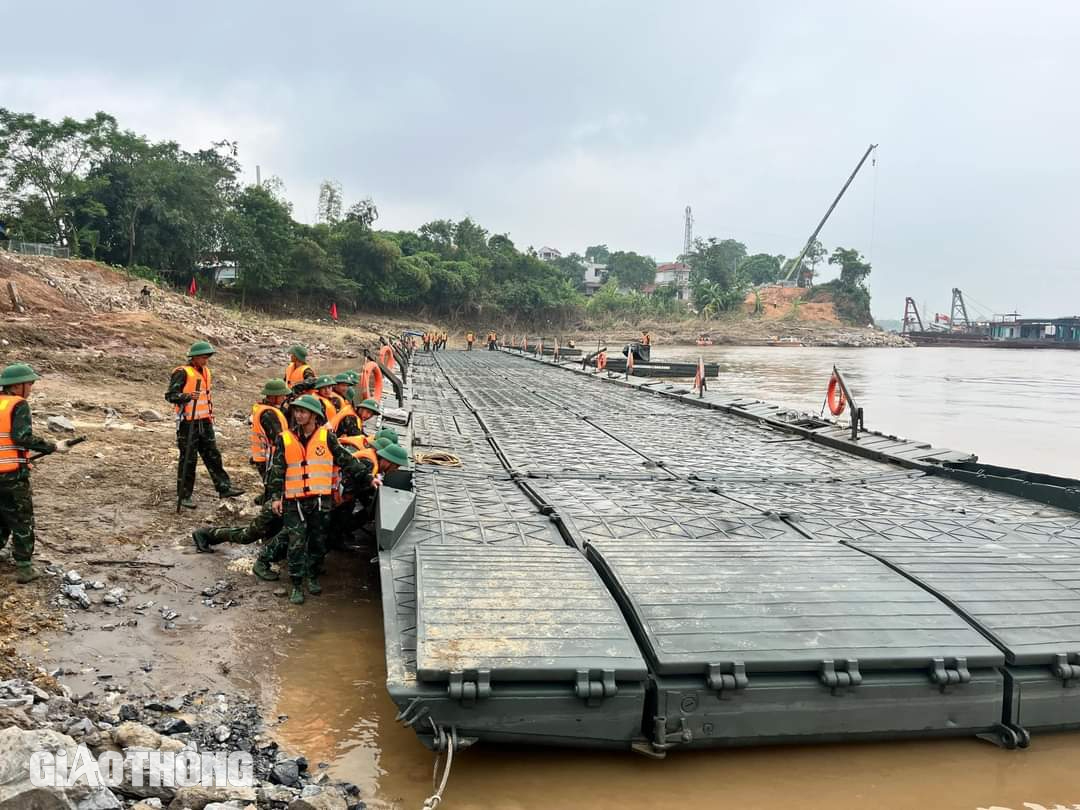 Ho&agrave;n tất lắp cầu phao thay thế cầu Phong Ch&acirc;u, ng&agrave;y mai th&ocirc;ng xe- Ảnh 4.