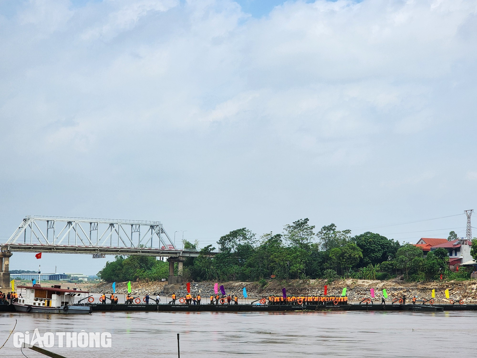 Ho&agrave;n tất lắp cầu phao thay thế cầu Phong Ch&acirc;u, ng&agrave;y mai th&ocirc;ng xe- Ảnh 11.