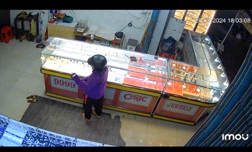 Truy t&igrave;m đ&ocirc;i nam nữ cướp giật 5 chỉ v&agrave;ng 9999 rồi l&ecirc;n xe tẩu tho&aacute;t- Ảnh 2.