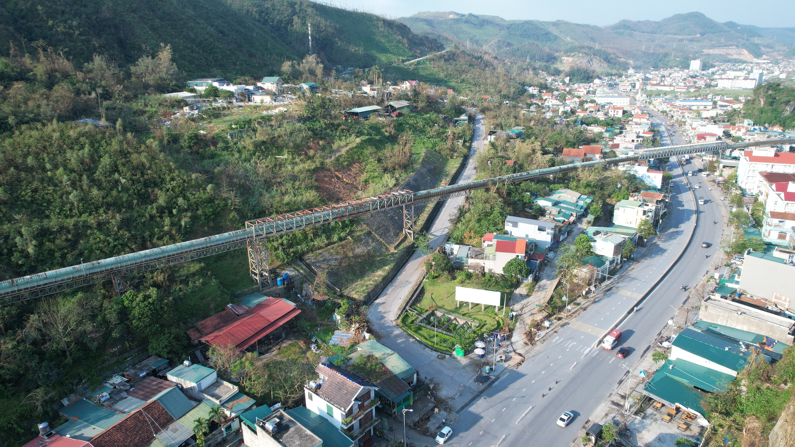 Quảng Ninh: Khu dân cư xuất hiện điểm sạt trượt lớn, hàng trăm hộ dân bất an- Ảnh 6. Quảng Ninh: Khu dân cư xuất hiện điểm sạt trượt lớn, hàng trăm hộ dân bất an- Ảnh 6.
