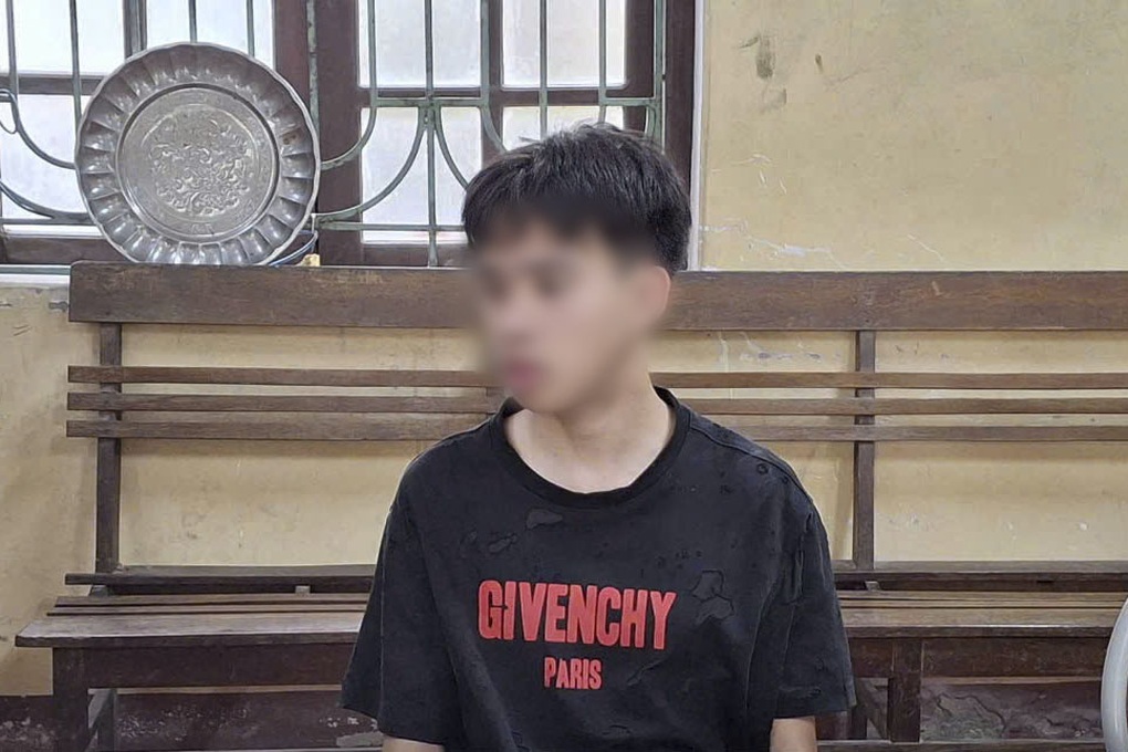 Khởi tố nam sinh lớp 12 đi xe m&aacute;y "th&ocirc;ng chốt" t&ocirc;ng CSGT trọng thương- Ảnh 1.