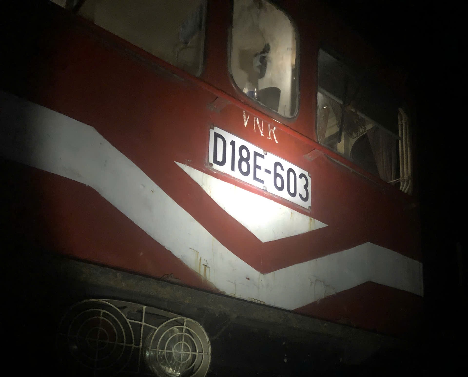 Liên tiếp 2 vụ đầu máy tàu hỏa gặp sự cố trật bánh trên đường sắt qua Thừa Thiên - Huế- Ảnh 2. Liên tiếp 2 vụ đầu máy tàu hỏa gặp sự cố trật bánh trên đường sắt qua Thừa Thiên - Huế- Ảnh 2.