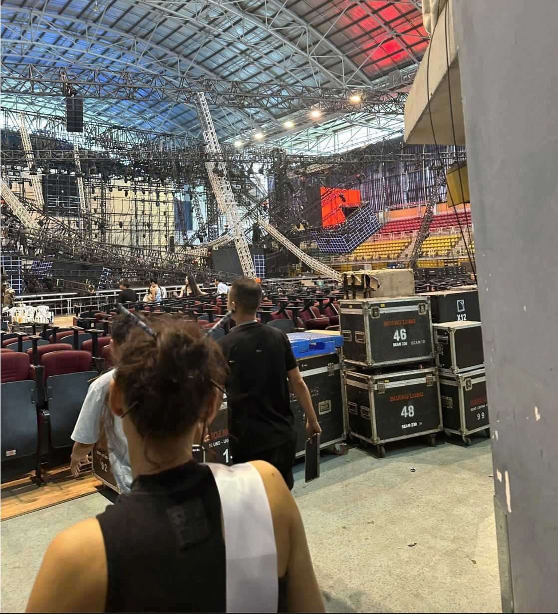 Sập s&acirc;n khấu Miss Cosmo 2024 tại TP.HCM, Ban Tổ chức n&oacute;i g&igrave;?- Ảnh 1.