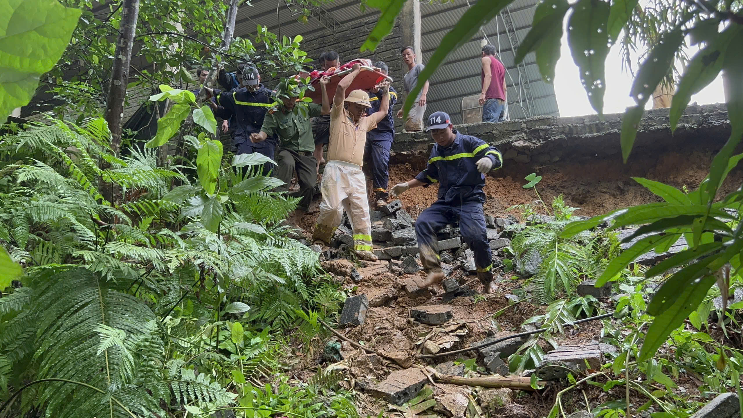 Vụ sạt lở đất ở H&agrave; Giang đang được cứu hộ ra sao?- Ảnh 2.