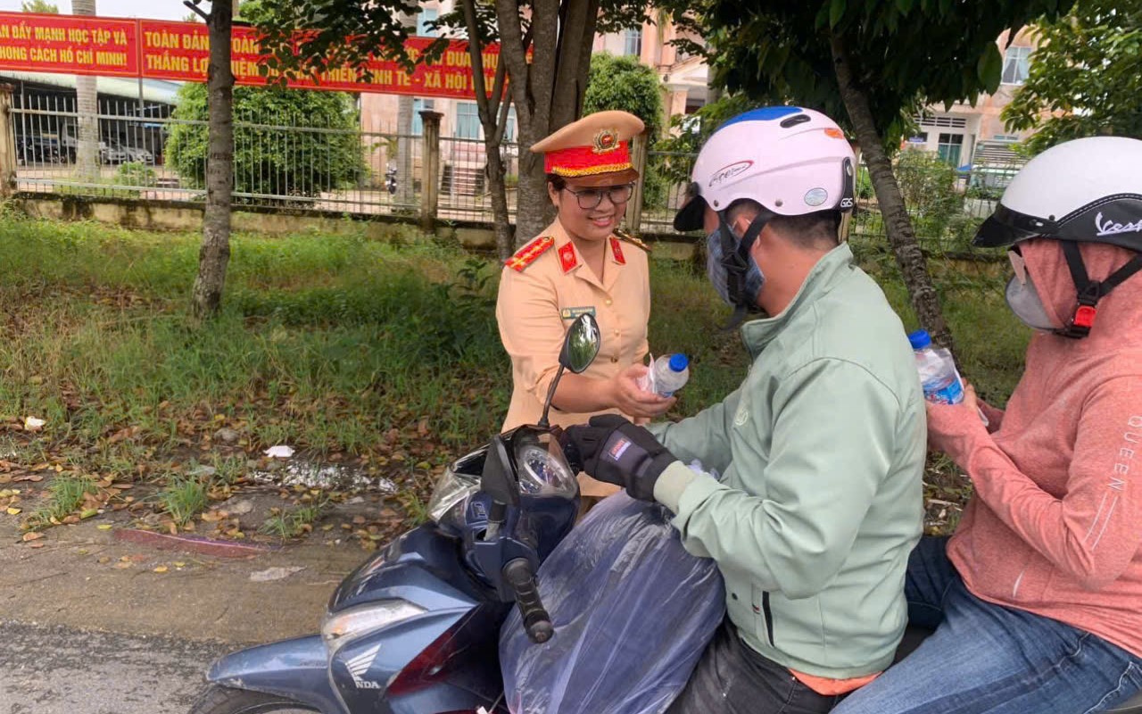Người d&acirc;n bất ngờ khi CSGT mời dừng lại để tặng qu&agrave;