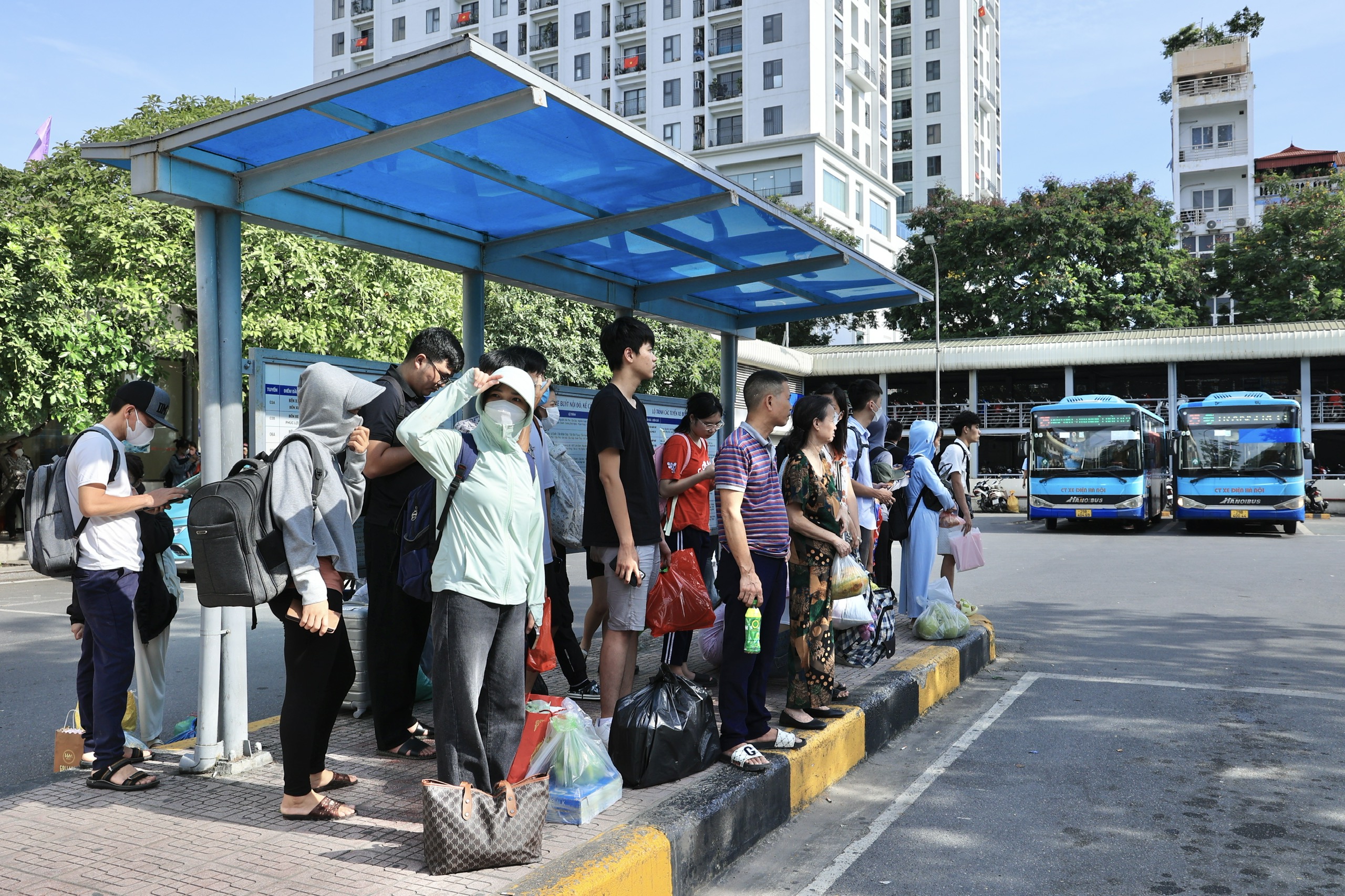 Người d&acirc;n tay x&aacute;ch n&aacute;ch mang trở lại H&agrave; Nội, bến xe đ&ocirc;ng nghẹt- Ảnh 19.