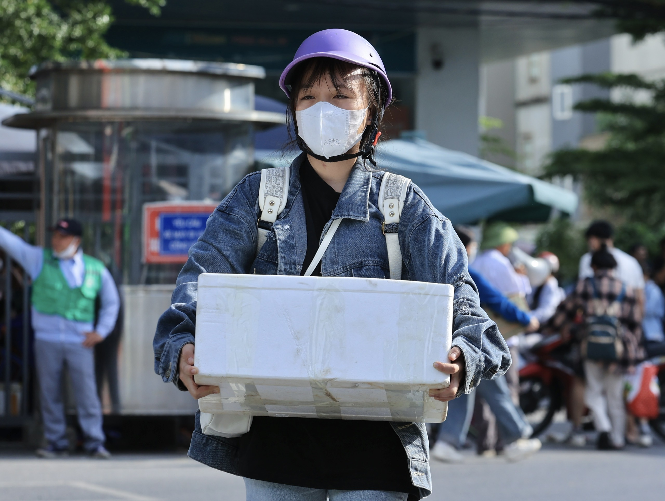 Người d&acirc;n tay x&aacute;ch n&aacute;ch mang trở lại H&agrave; Nội, bến xe đ&ocirc;ng nghẹt- Ảnh 15.