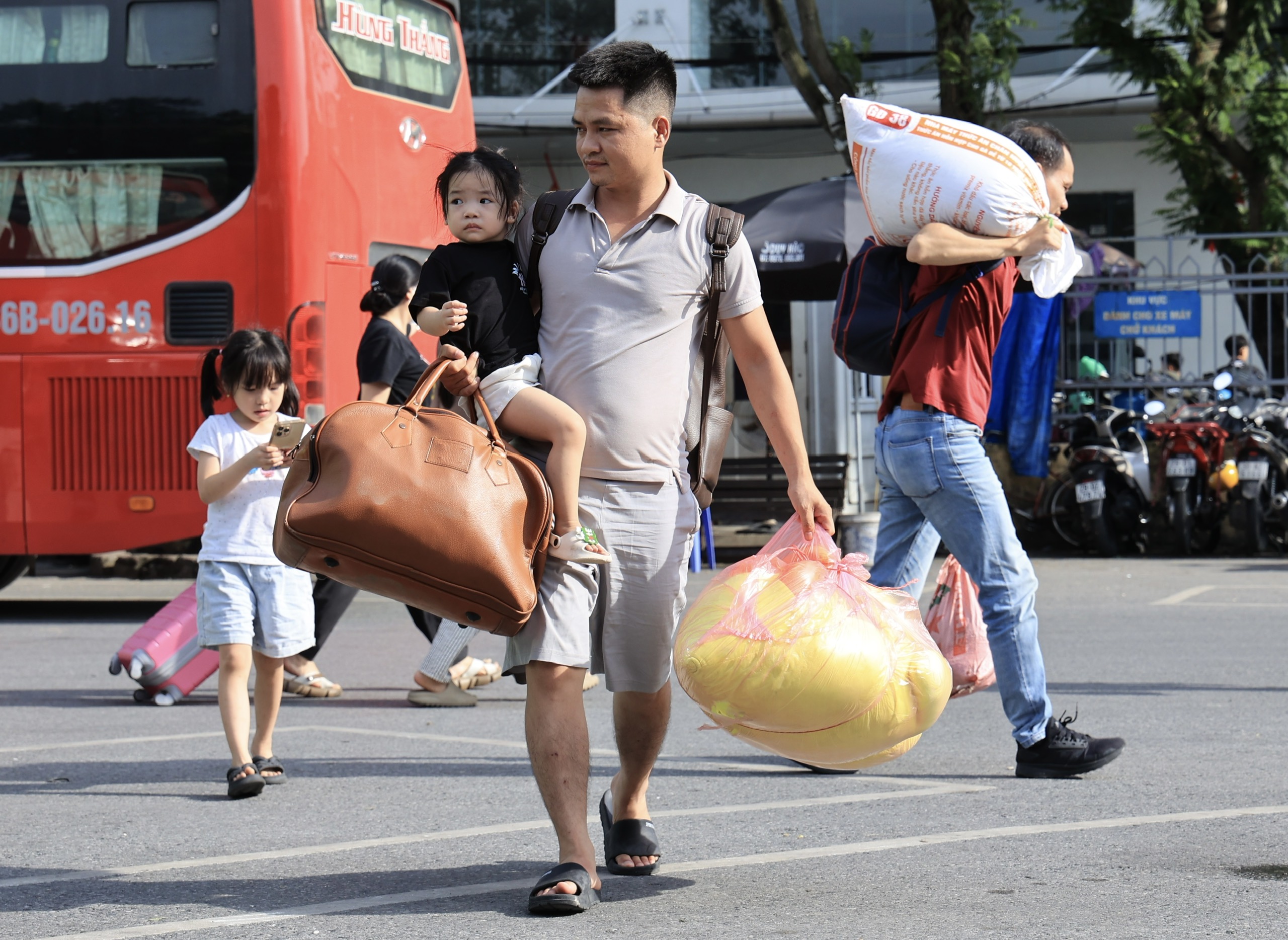 Người d&acirc;n tay x&aacute;ch n&aacute;ch mang trở lại H&agrave; Nội, bến xe đ&ocirc;ng nghẹt- Ảnh 16.