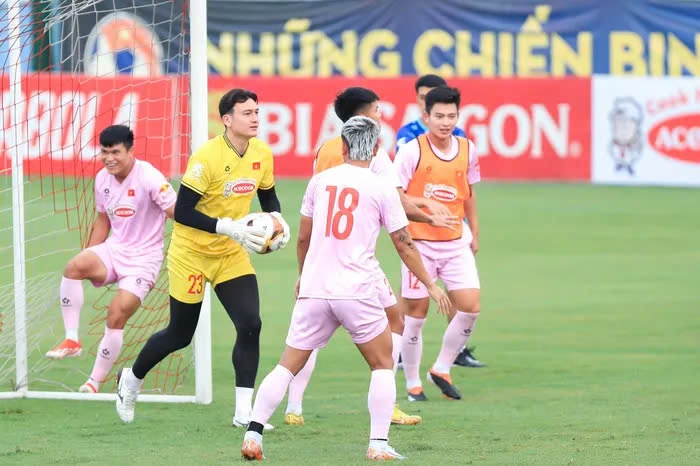 Vé xem trận tuyển Việt Nam gặp Nga và Thái Lan được bán với giá mềm tại chợ đen- Ảnh 1. Vé xem trận tuyển Việt Nam gặp Nga và Thái Lan được bán với giá mềm tại chợ đen- Ảnh 1.