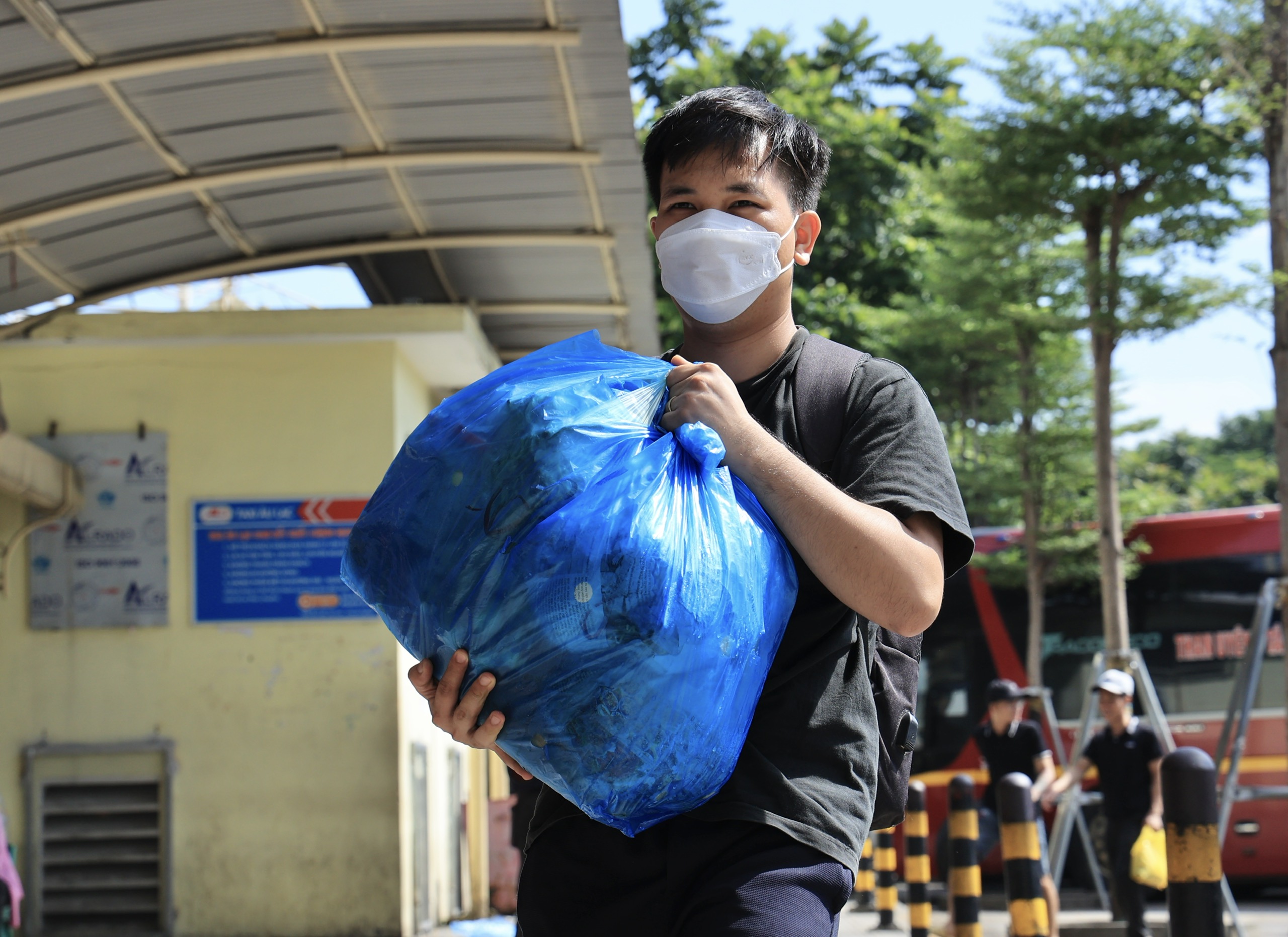 Người d&acirc;n tay x&aacute;ch n&aacute;ch mang trở lại H&agrave; Nội, bến xe đ&ocirc;ng nghẹt- Ảnh 3.