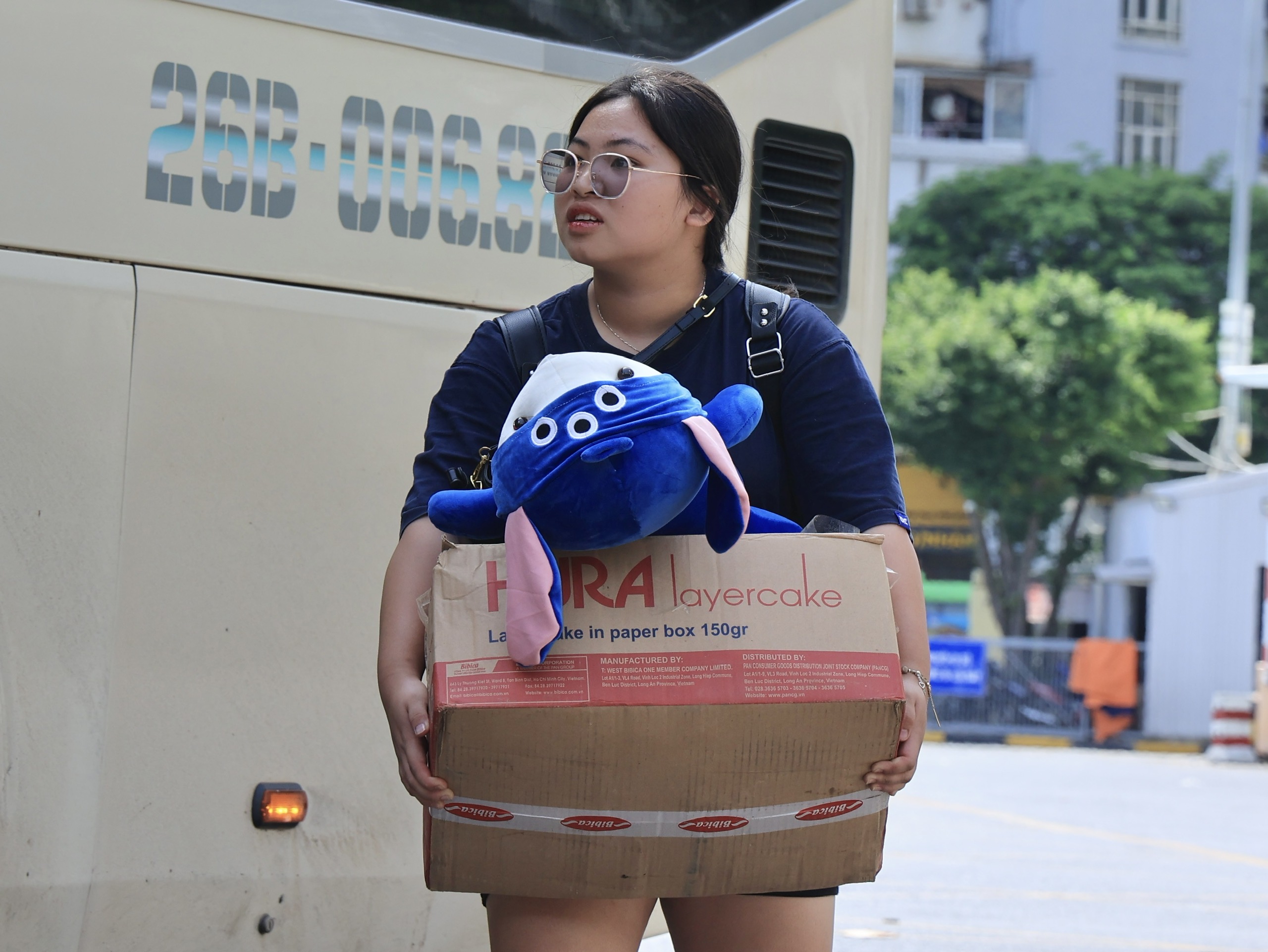 Người d&acirc;n tay x&aacute;ch n&aacute;ch mang trở lại H&agrave; Nội, bến xe đ&ocirc;ng nghẹt- Ảnh 5.