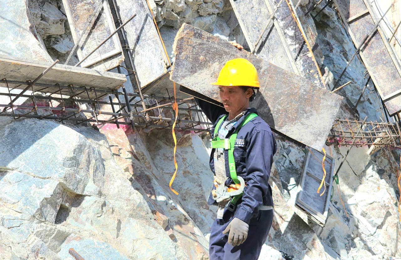 Hơn 4.000 c&ocirc;ng nh&acirc;n, kỹ sư chạy đua tiến độ tr&ecirc;n cao tốc 20 ngh&igrave;n tỷ dịp 2/9- Ảnh 6.