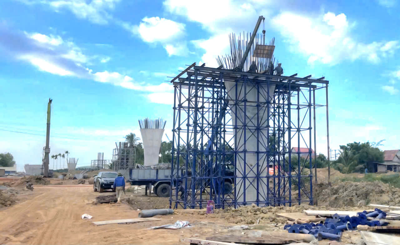 Hơn 4.000 c&ocirc;ng nh&acirc;n, kỹ sư chạy đua tiến độ tr&ecirc;n cao tốc 20 ngh&igrave;n tỷ dịp 2/9- Ảnh 3.