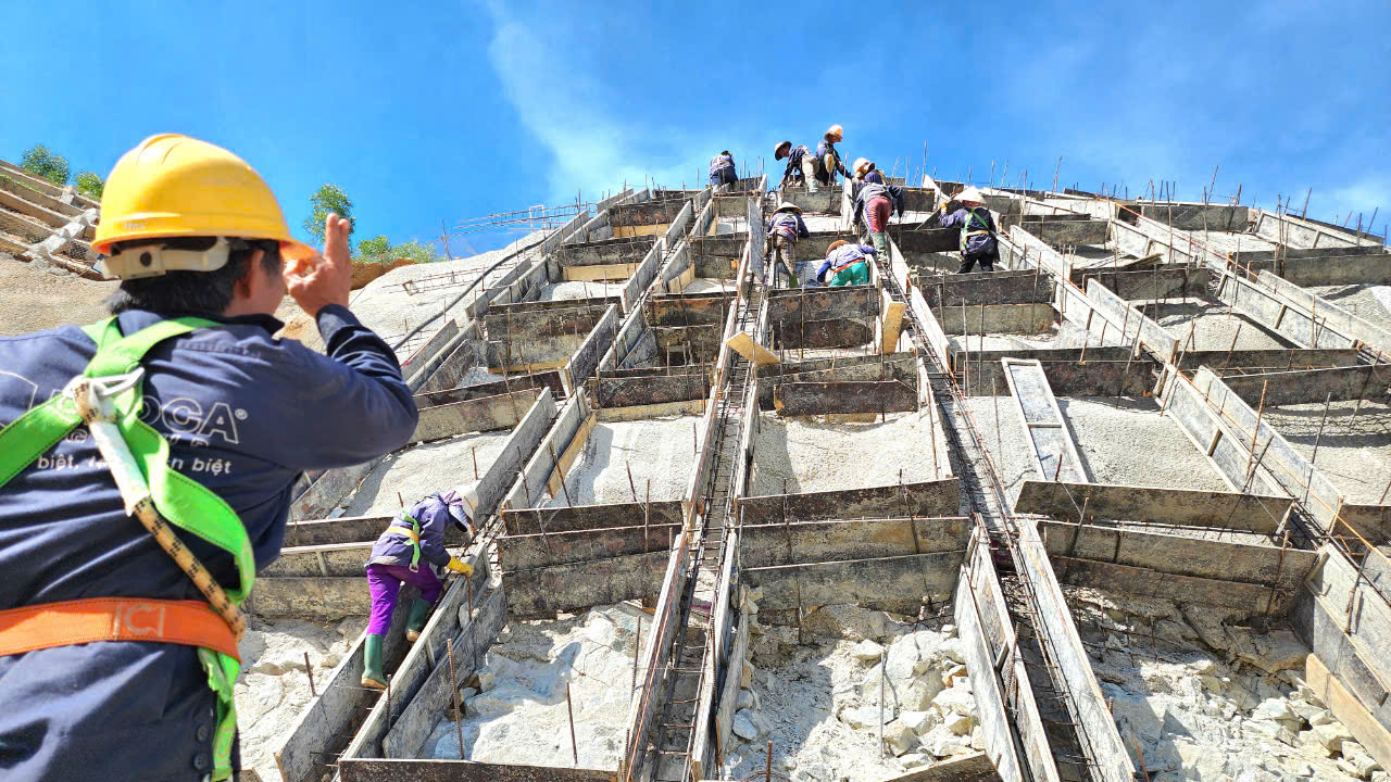 Hơn 4.000 c&ocirc;ng nh&acirc;n, kỹ sư chạy đua tiến độ tr&ecirc;n cao tốc 20 ngh&igrave;n tỷ dịp 2/9- Ảnh 4.