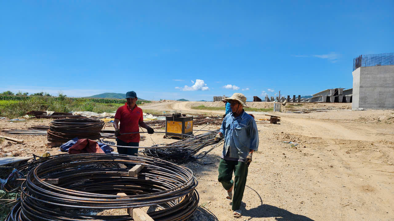 Hơn 4.000 c&ocirc;ng nh&acirc;n, kỹ sư chạy đua tiến độ tr&ecirc;n cao tốc 20 ngh&igrave;n tỷ dịp 2/9- Ảnh 5.