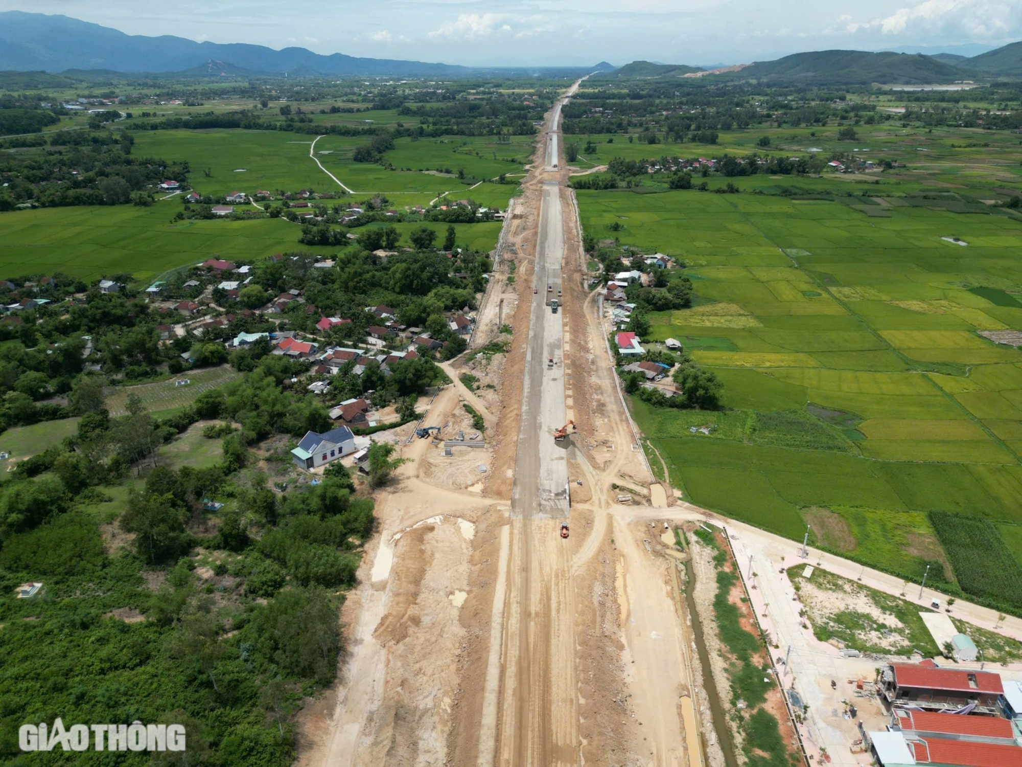 Hai cầu lớn trên cao tốc nối Bình Định - Phú Yên dần thành hình- Ảnh 5. Hai cầu lớn trên cao tốc nối Bình Định - Phú Yên dần thành hình- Ảnh 5.
