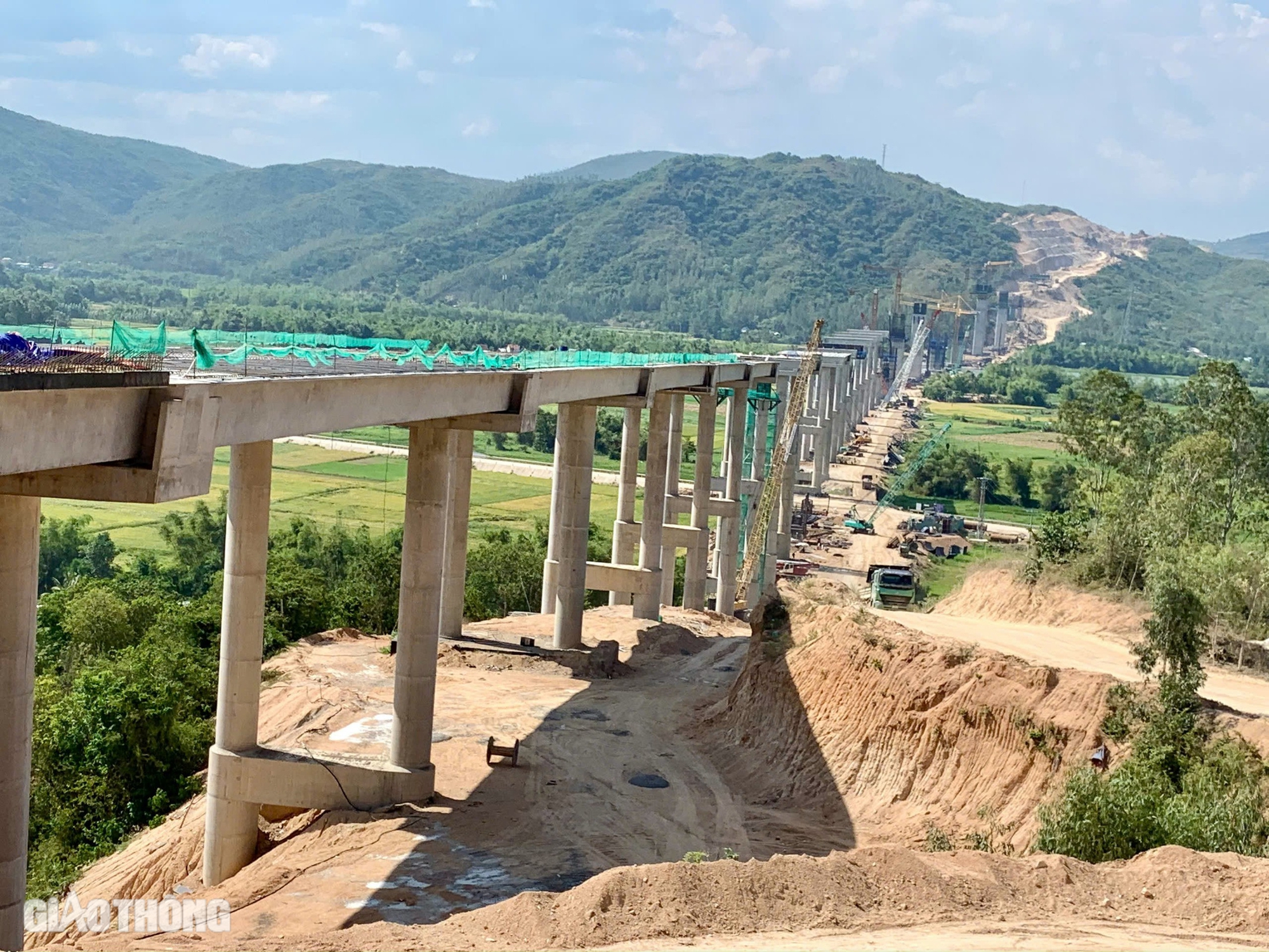 Hai cầu lớn trên cao tốc nối Bình Định - Phú Yên dần thành hình- Ảnh 1. Hai cầu lớn trên cao tốc nối Bình Định - Phú Yên dần thành hình- Ảnh 1.