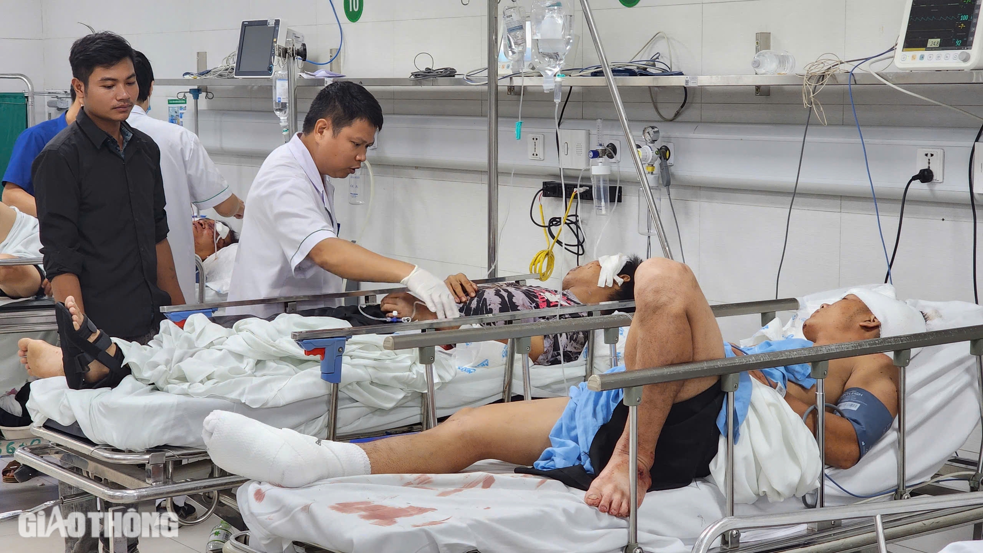 Sau li&ecirc;n hoan dịp lễ, nhiều người mở mắt thấy m&igrave;nh trong bệnh viện- Ảnh 1.