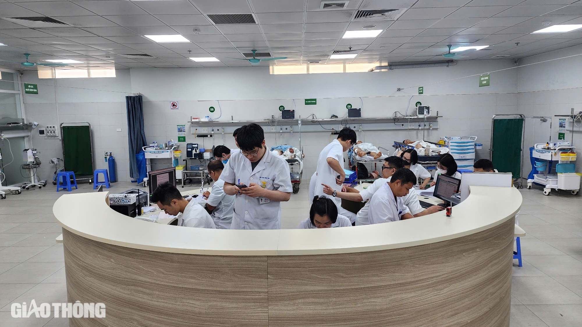 Sau li&ecirc;n hoan dịp lễ, nhiều người mở mắt thấy m&igrave;nh trong bệnh viện- Ảnh 2.