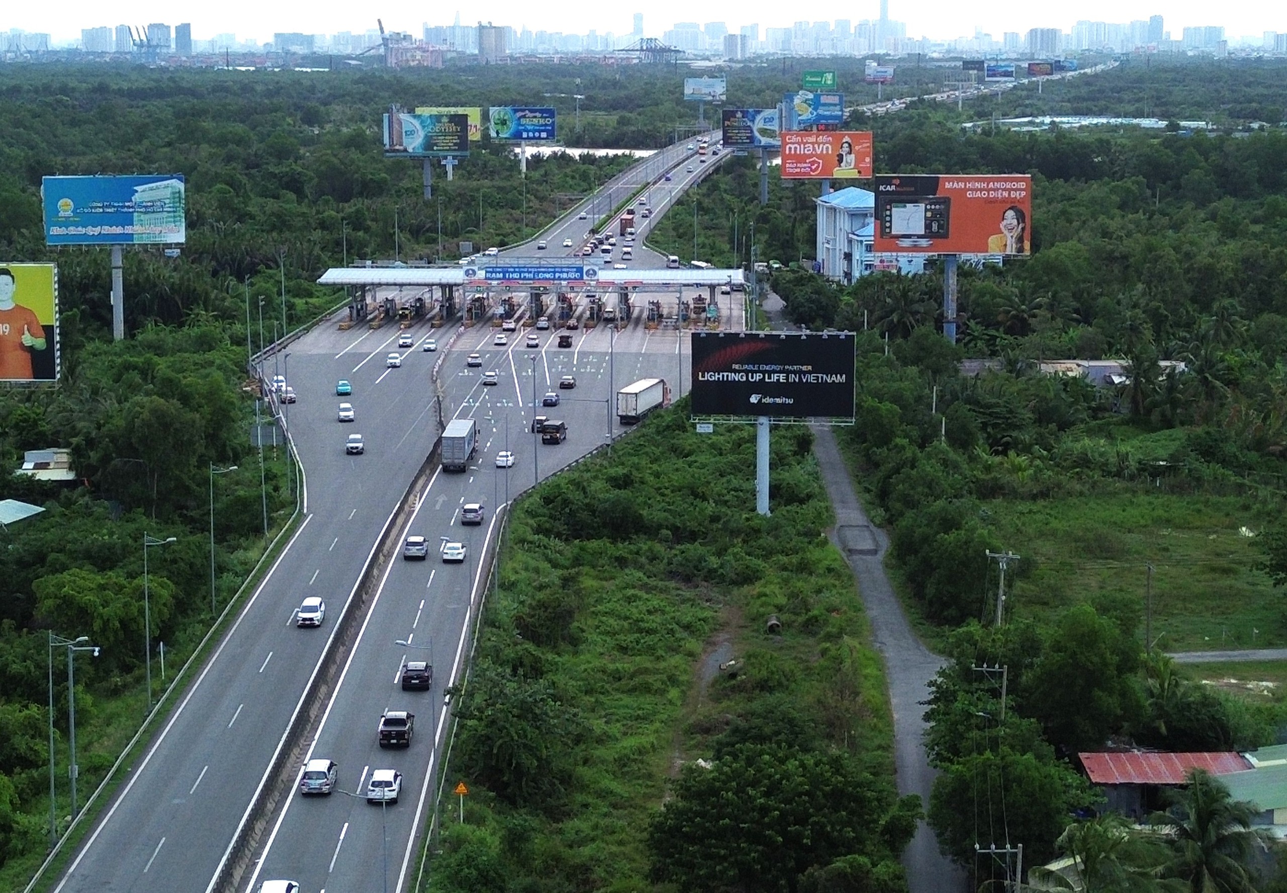 Ô tô nườm nượp quay về TP.HCM sau nghỉ lễ 2/9 nhưng không ùn tắc- Ảnh 2. Ô tô nườm nượp quay về TP.HCM sau nghỉ lễ 2/9 nhưng không ùn tắc- Ảnh 2.