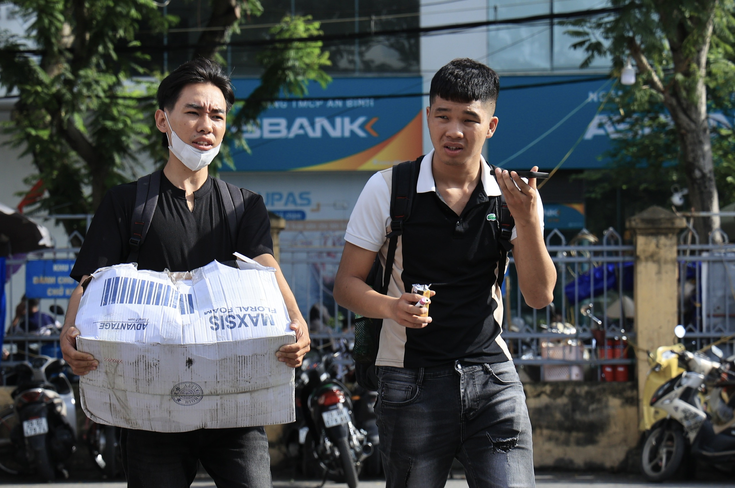 Người d&acirc;n tay x&aacute;ch n&aacute;ch mang trở lại H&agrave; Nội, bến xe đ&ocirc;ng nghẹt- Ảnh 13.