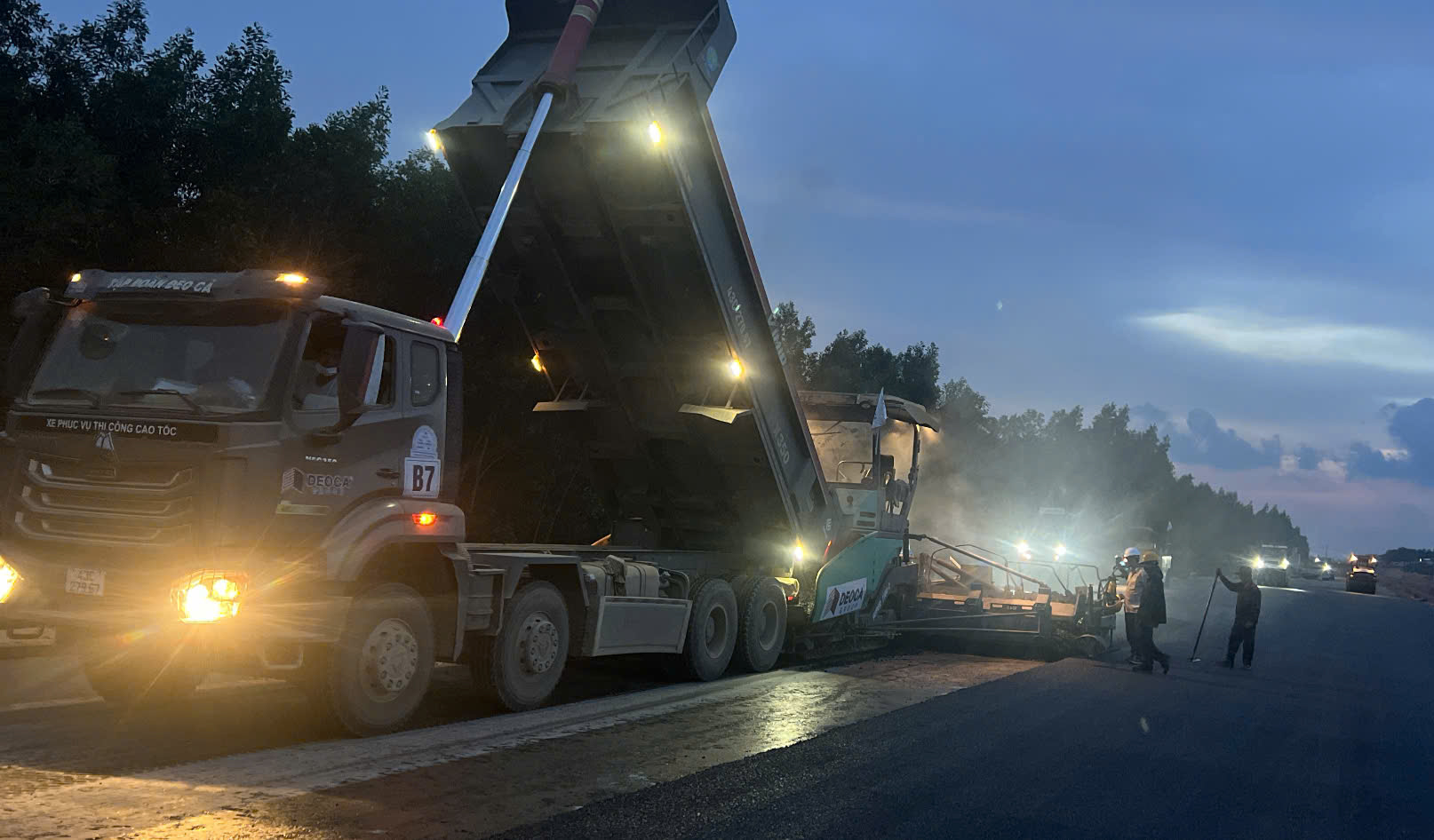 Hơn 4.000 c&ocirc;ng nh&acirc;n, kỹ sư chạy đua tiến độ tr&ecirc;n cao tốc 20 ngh&igrave;n tỷ dịp 2/9- Ảnh 12.