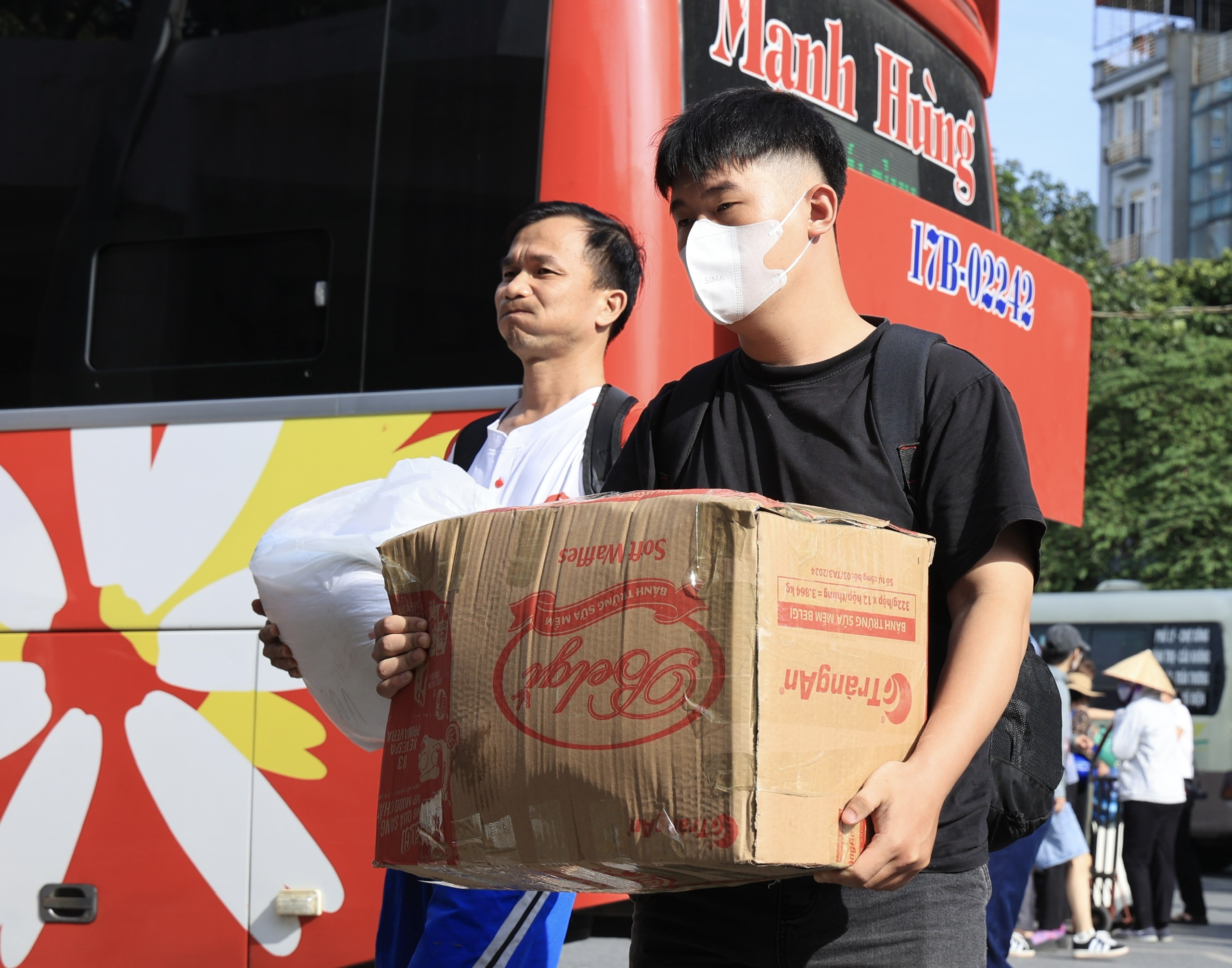 Người d&acirc;n tay x&aacute;ch n&aacute;ch mang trở lại H&agrave; Nội, bến xe đ&ocirc;ng nghẹt- Ảnh 14.