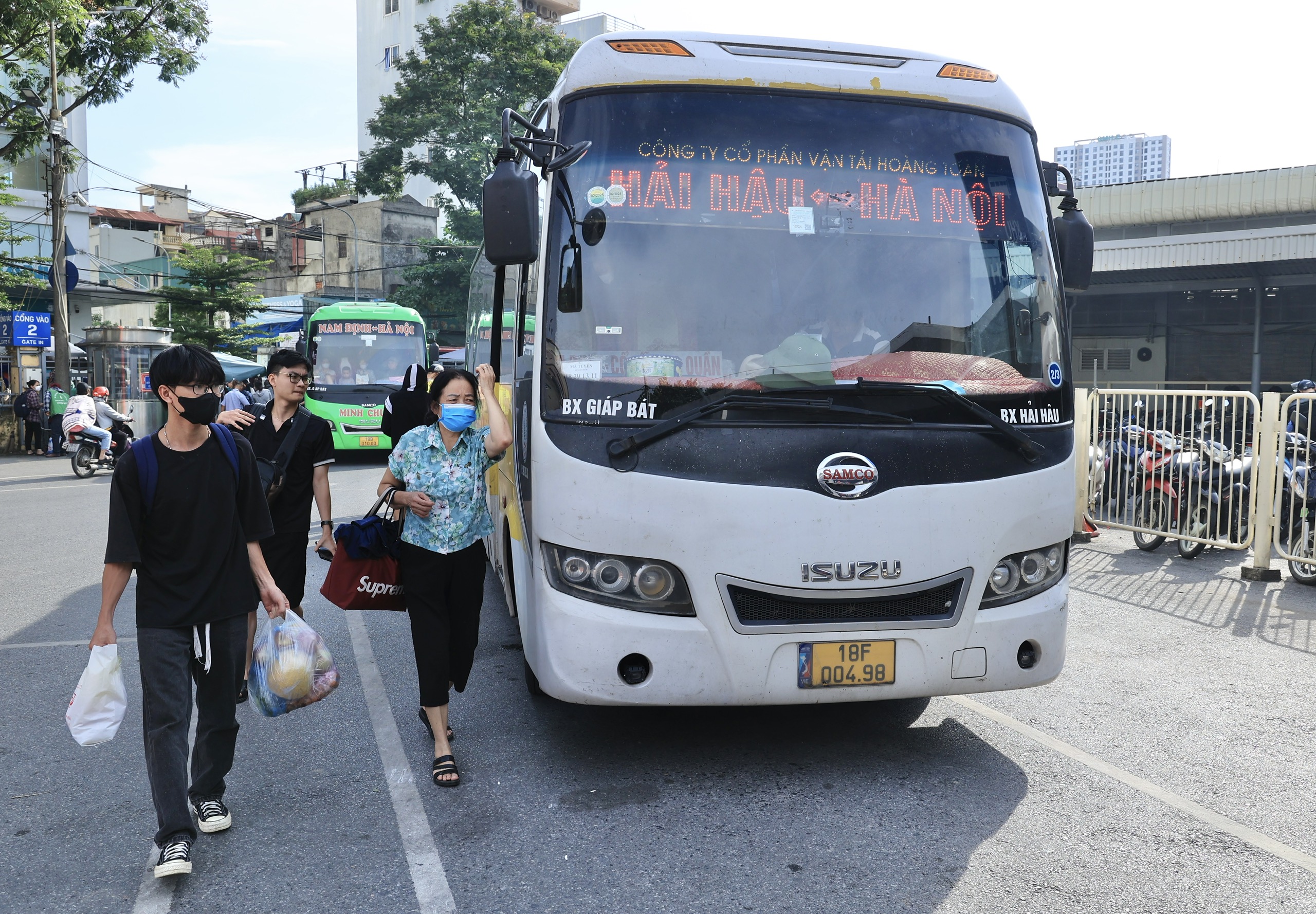Người d&acirc;n tay x&aacute;ch n&aacute;ch mang trở lại H&agrave; Nội, bến xe đ&ocirc;ng nghẹt- Ảnh 10.