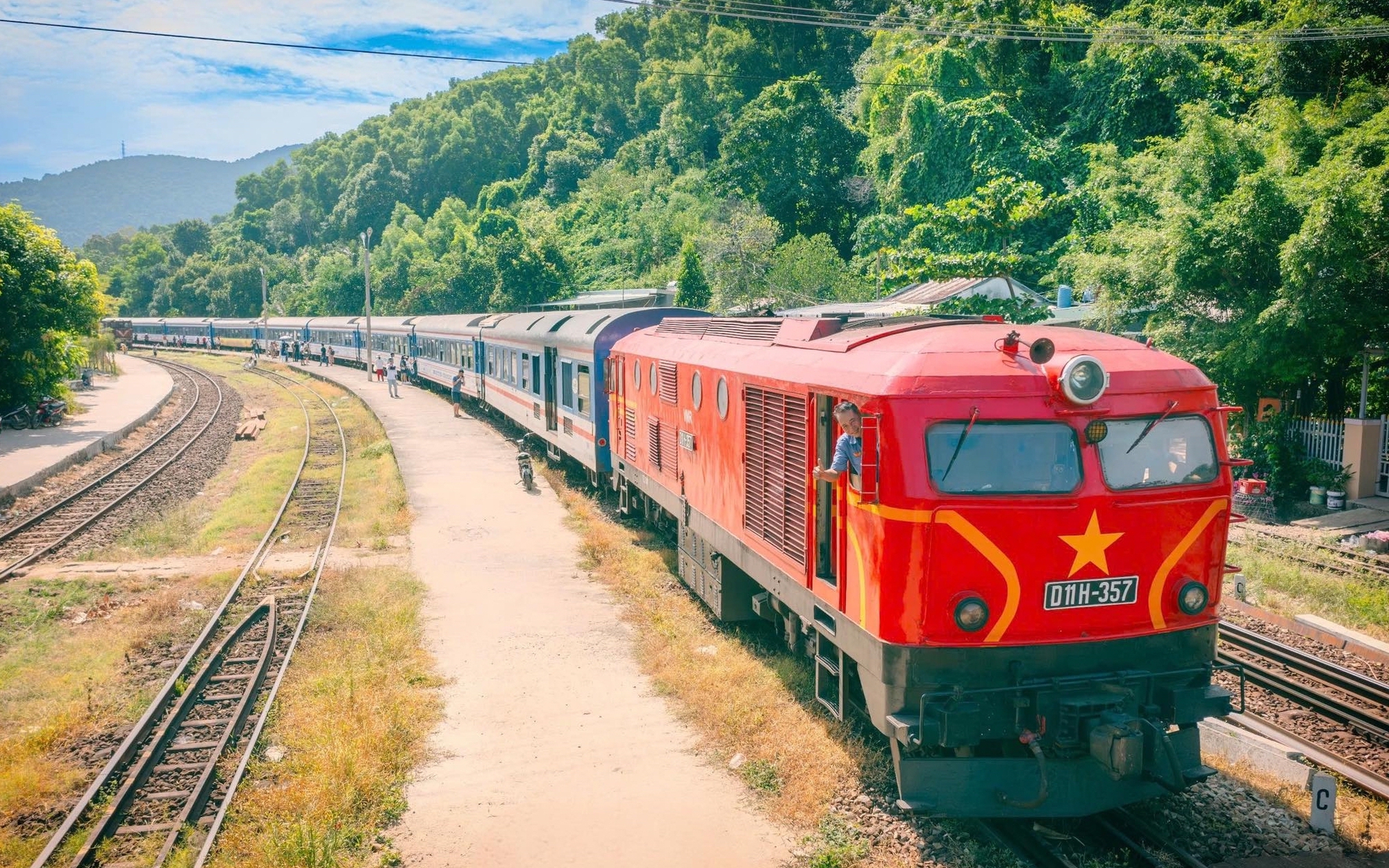 Đường sắt giảm gi&aacute; v&eacute; t&agrave;u sau h&egrave;, nhiều ưu đ&atilde;i hấp dẫn