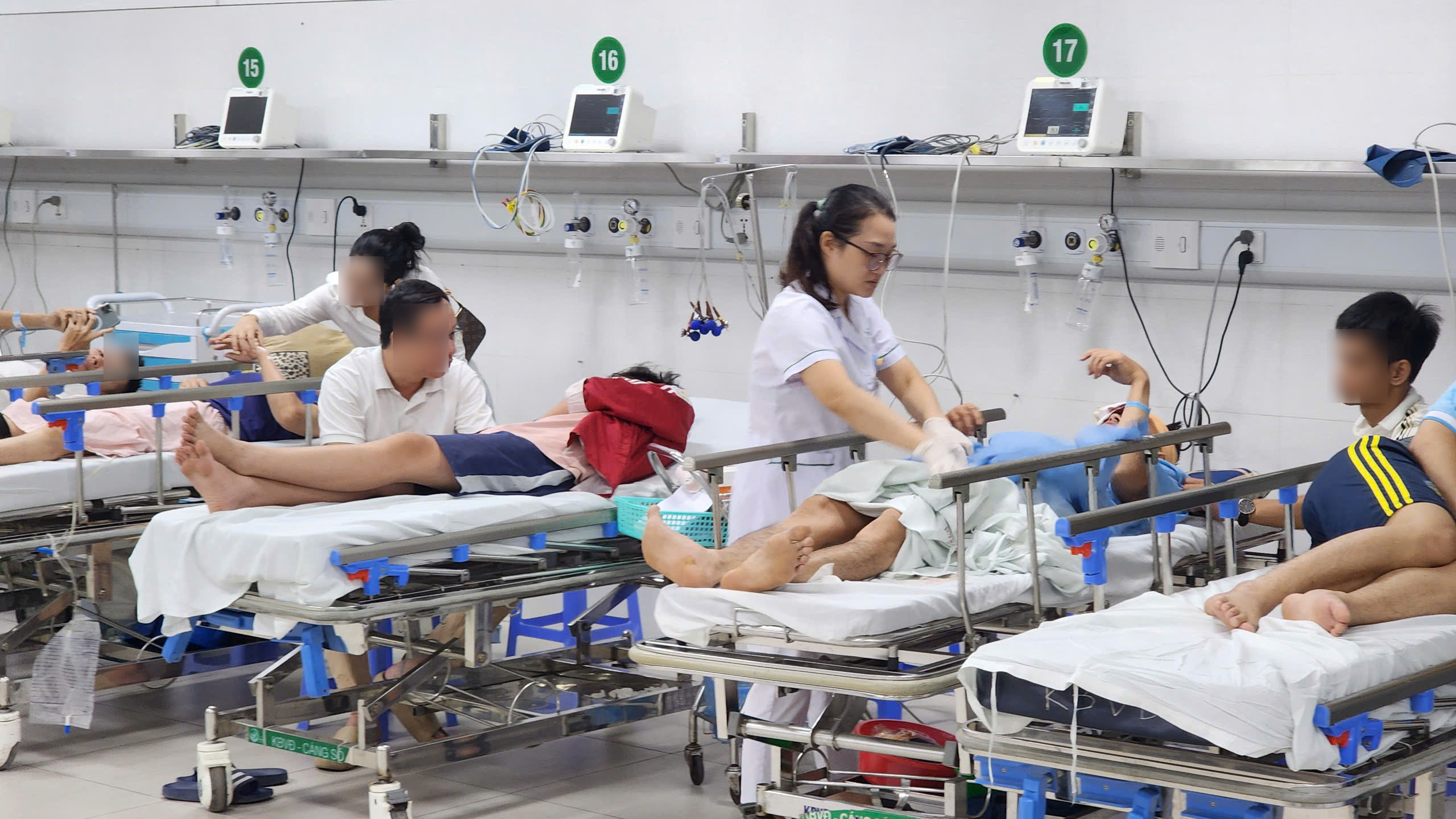 Sau li&ecirc;n hoan dịp lễ, nhiều người mở mắt thấy m&igrave;nh trong bệnh viện- Ảnh 8.