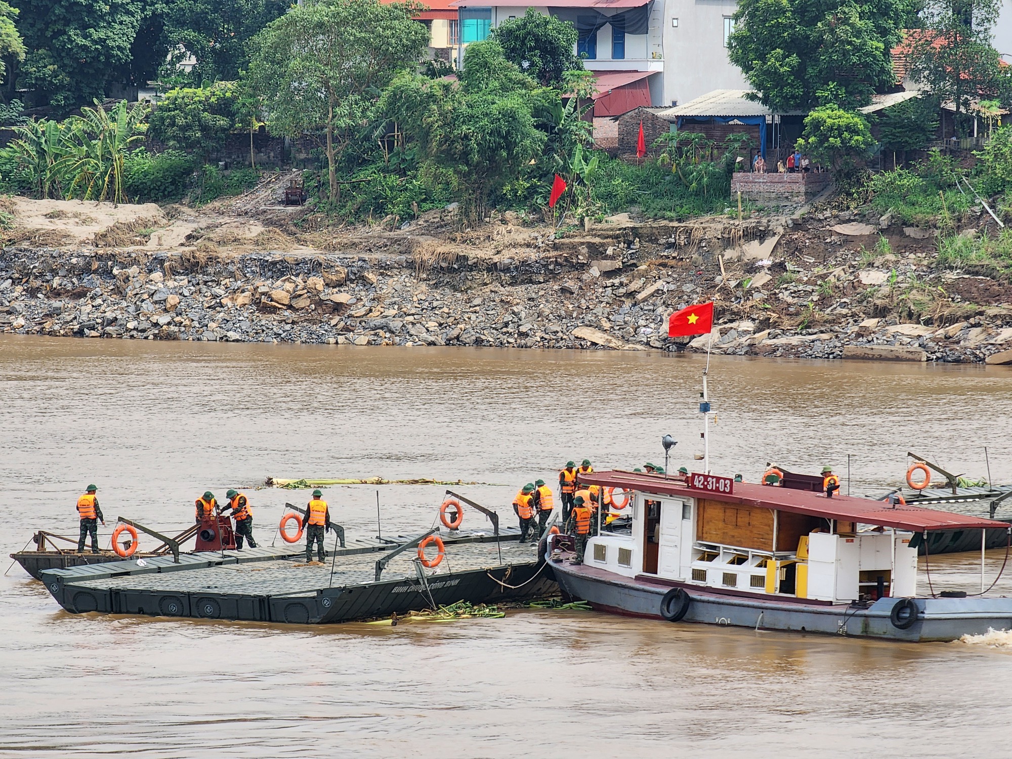 S&aacute;ng nay th&ocirc;ng cầu phao Phong Ch&acirc;u, đ&atilde; c&oacute; h&agrave;ng trăm phương tiện di chuyển- Ảnh 2.