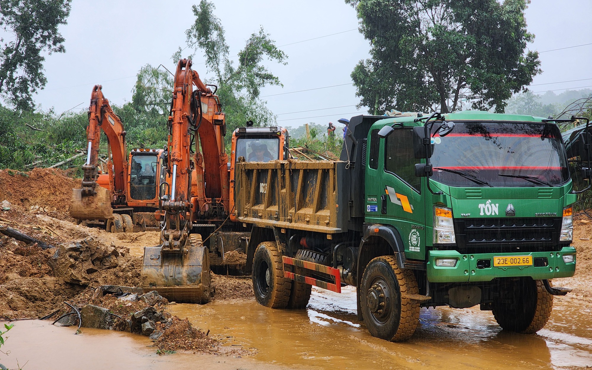 Lãnh đạo Cục Đường bộ chỉ đạo khắc phục sạt lở trên QL2 ở Hà Giang- Ảnh 3. Vụ sạt lở đất trên QL2 ở Hà Giang: Khẩn trương tìm kiếm nạn nhân, thông tuyến