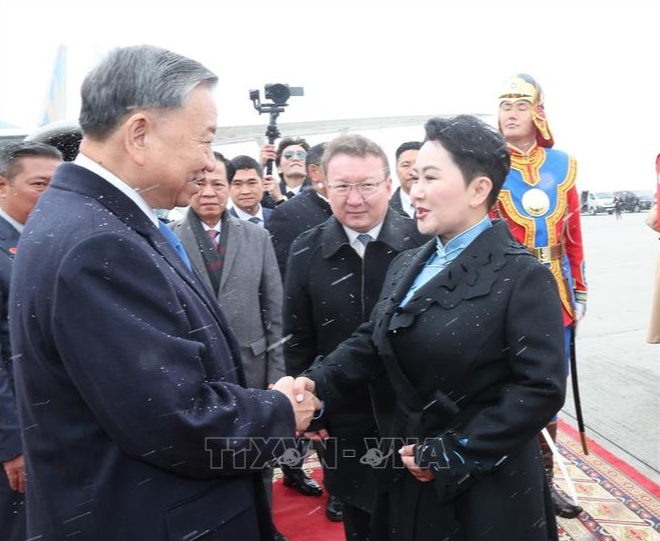 Tổng B&iacute; thư, Chủ tịch nước T&ocirc; L&acirc;m đến Thủ đ&ocirc; Ulan Bator, bắt đầu chuyến thăm M&ocirc;ng Cổ- Ảnh 1.