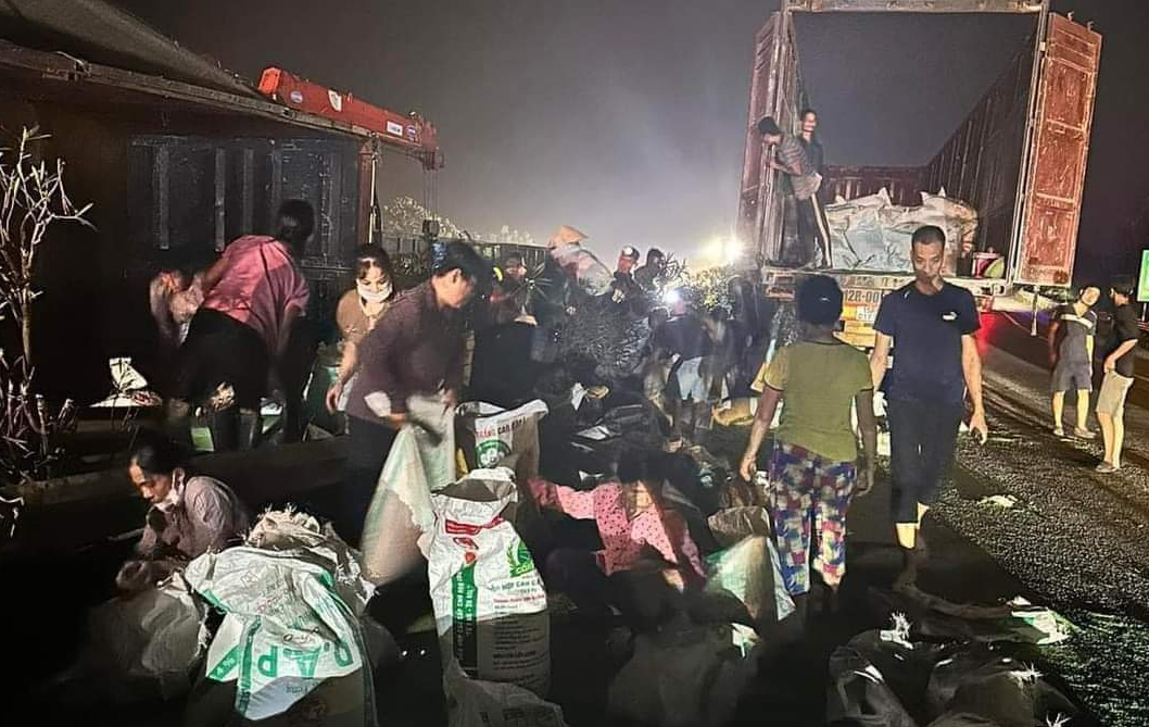 Đang x&aacute;c minh th&ocirc;ng tin nhiều người "h&ocirc;i của" tr&ecirc;n cao tốc Nội B&agrave;i - L&agrave;o Cai- Ảnh 2.