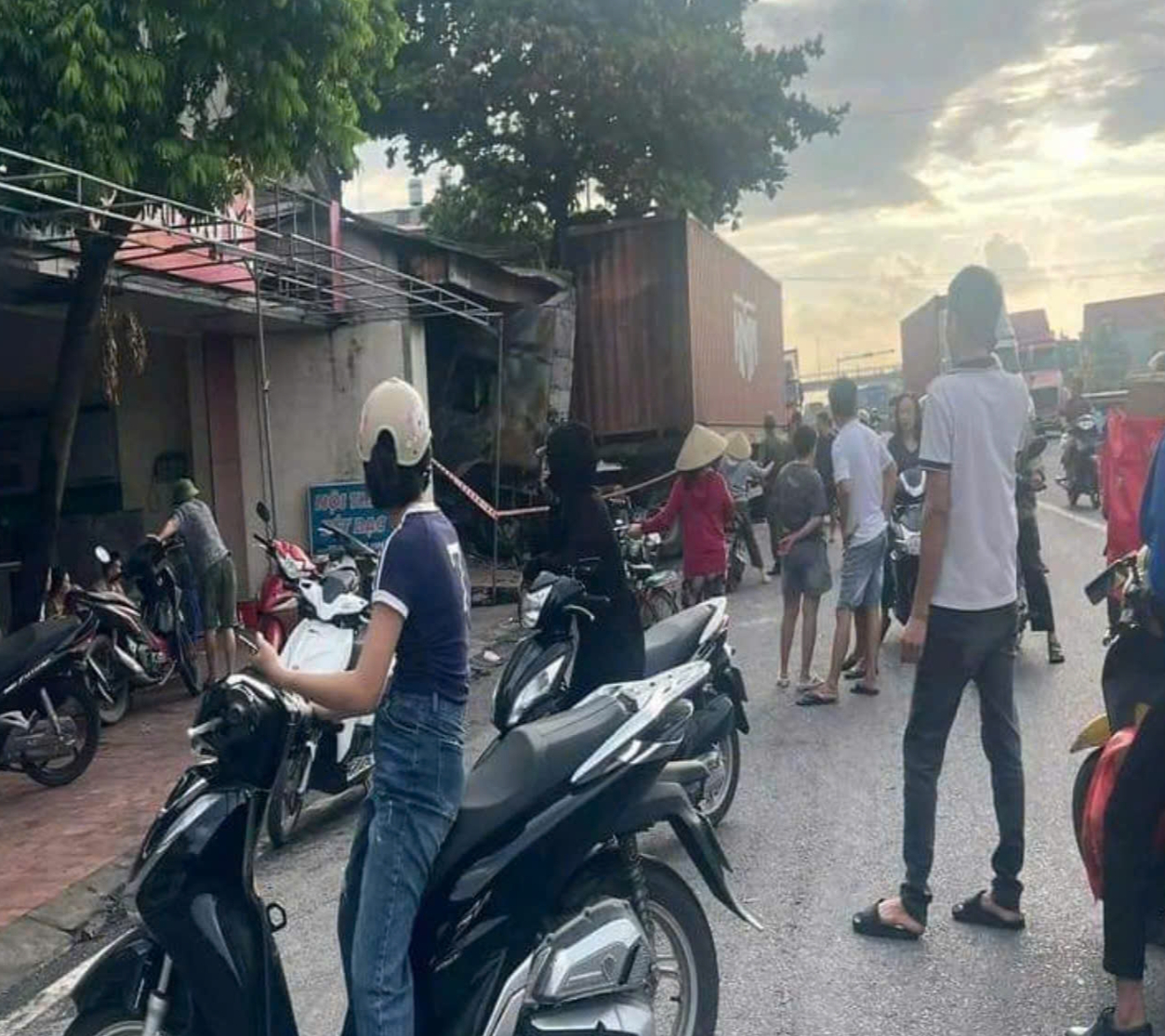 Sau va chạm giao thông, xe đầu kéo lao vào nhà dân rồi bốc cháy- Ảnh 1. Sau va chạm giao thông, xe đầu kéo lao vào nhà dân rồi bốc cháy- Ảnh 1.